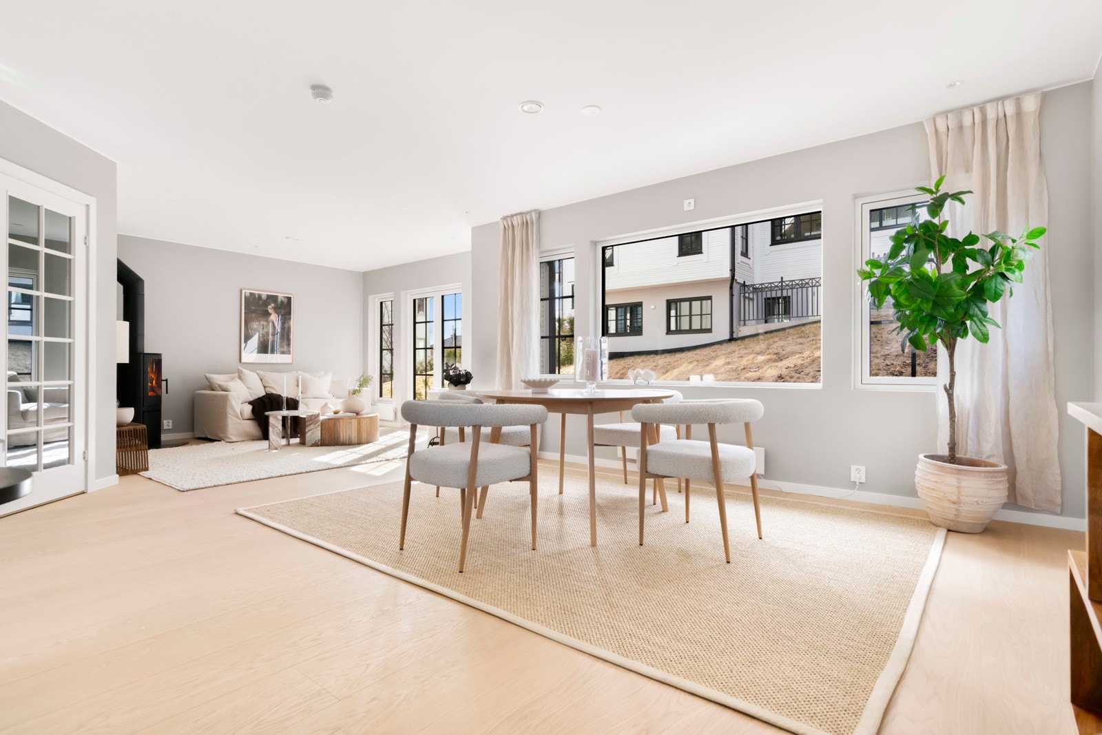 Boligen er tegnet av Arkitekt Gedde Dahl og strekker seg over fire plan. Galleribilde