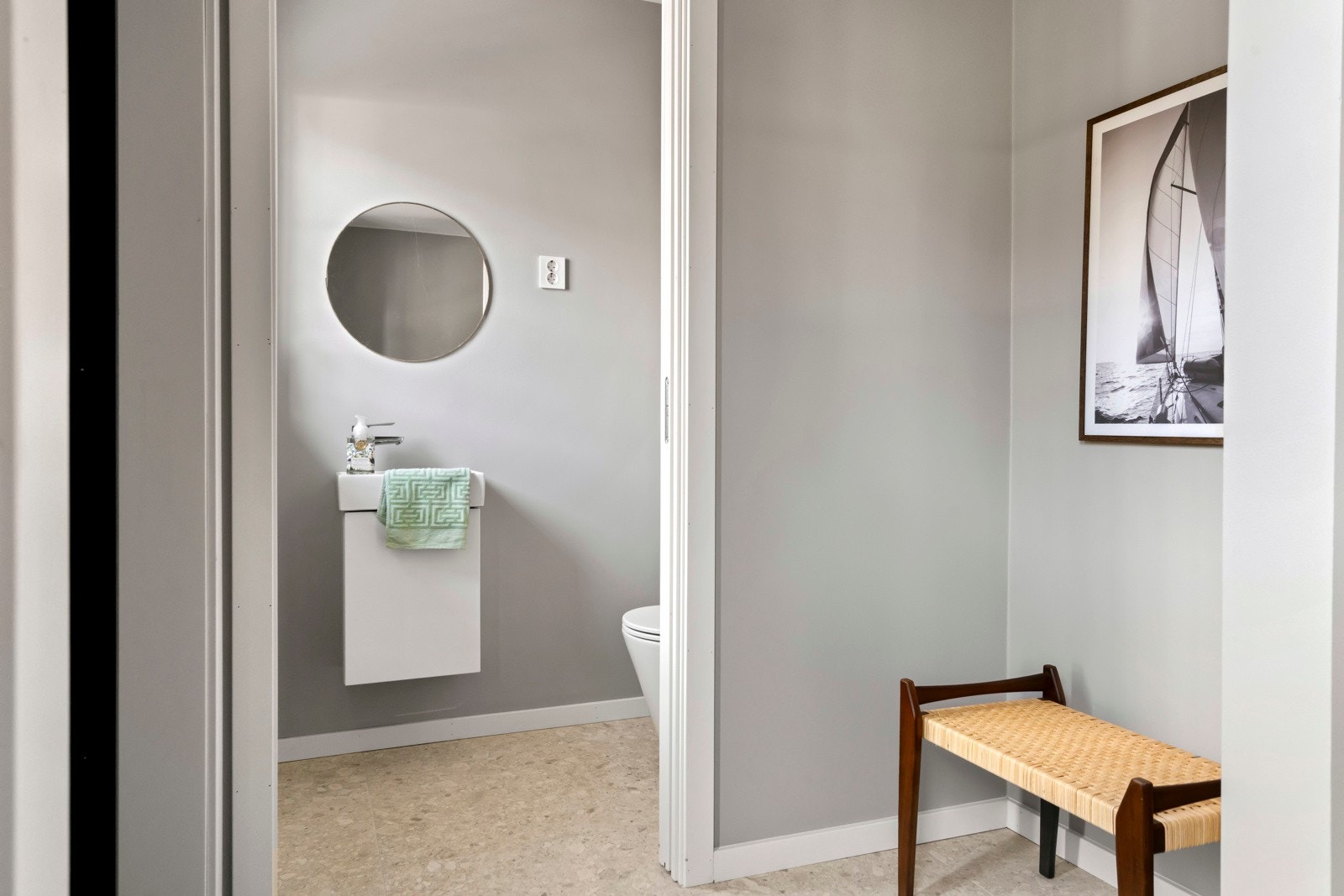 Praktisk separat toalettrom tilknyttet hallen i første etasjen. Galleribilde