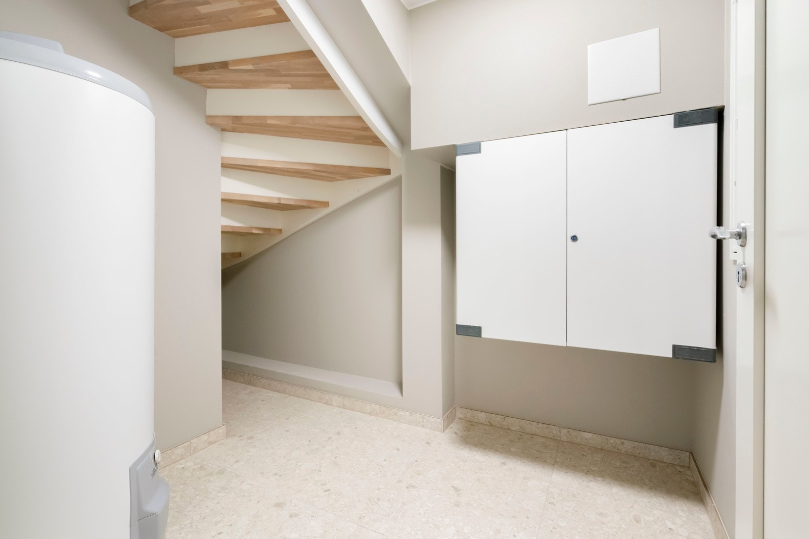 Innholdsrik underetasje med separat vaskerom, teknisk bod, hobbybod og et større areal med en rekke bruksmuligheter. Galleribilde