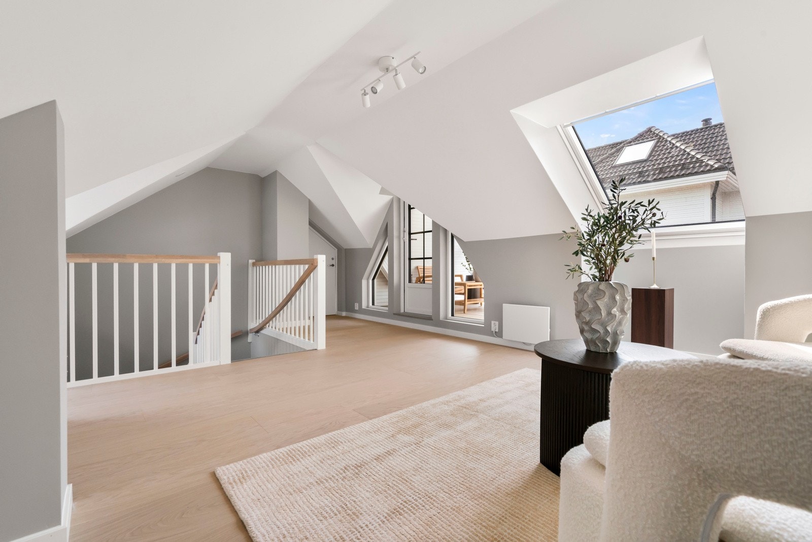 Romslig loftsstue med med flere bruksmuligheter. Galleribilde