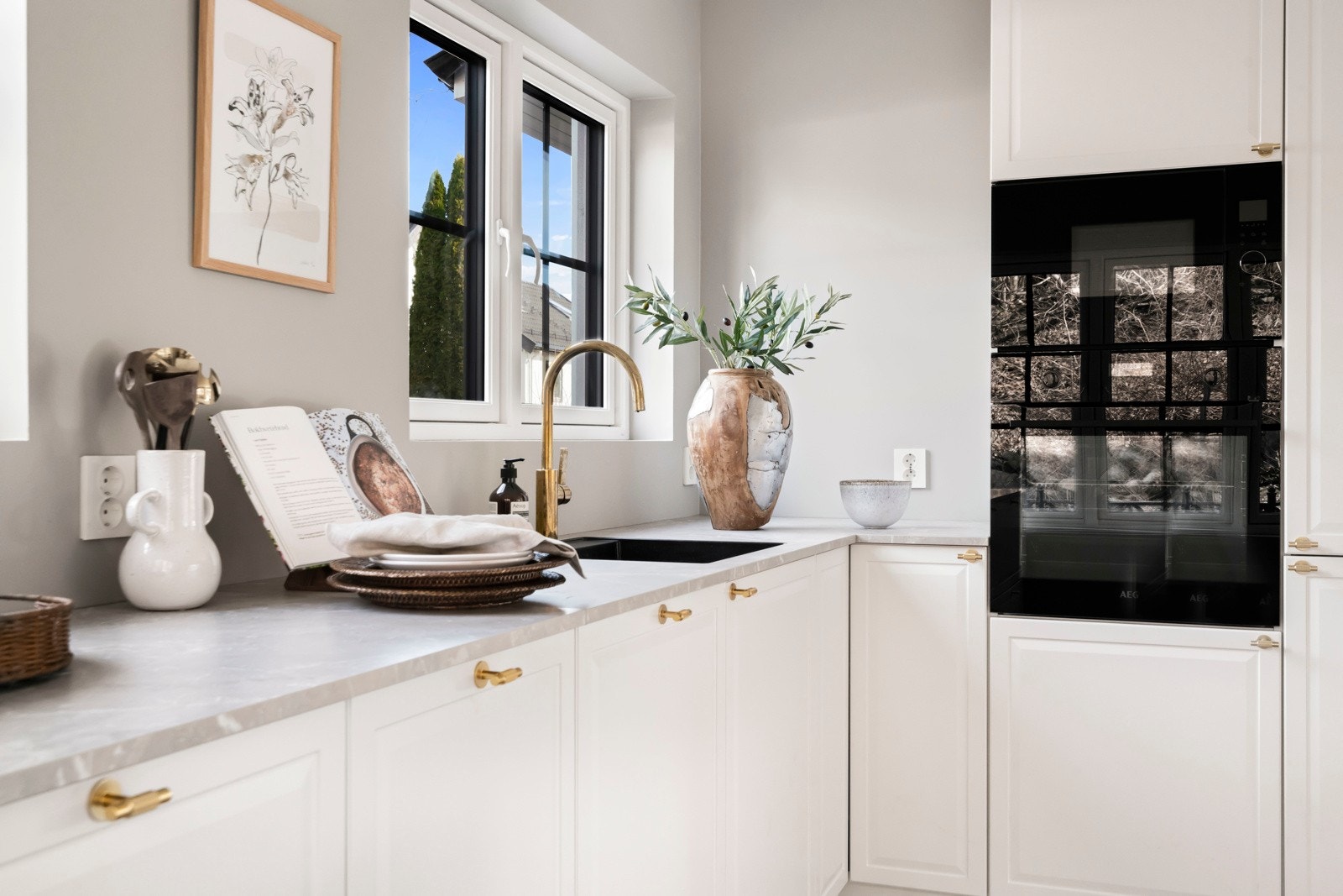 Integrerte hvitevarer som oppvaskmaskin, stekeovn, micro, induksjonsplatetopp og kjøl/ frys medfølger boligen ved kjøp. Galleribilde