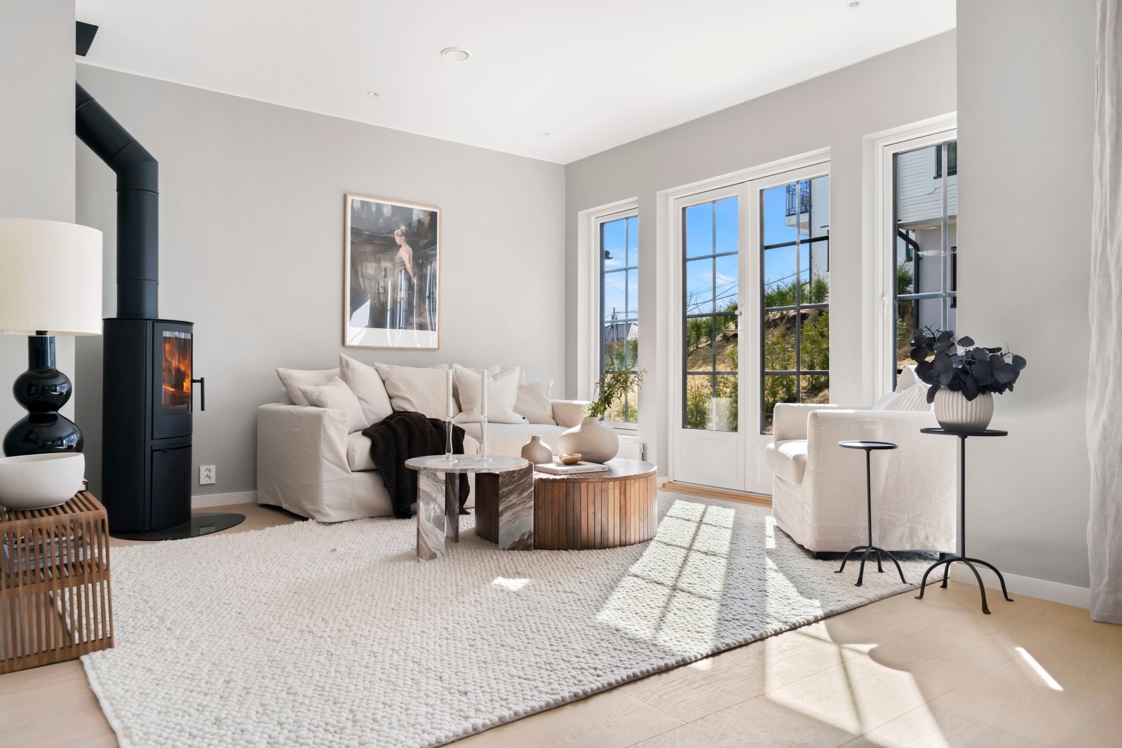 Boligen sto ferdig i 2024 og troner i terrenget med sitt arkitektoniske preg. Galleribilde