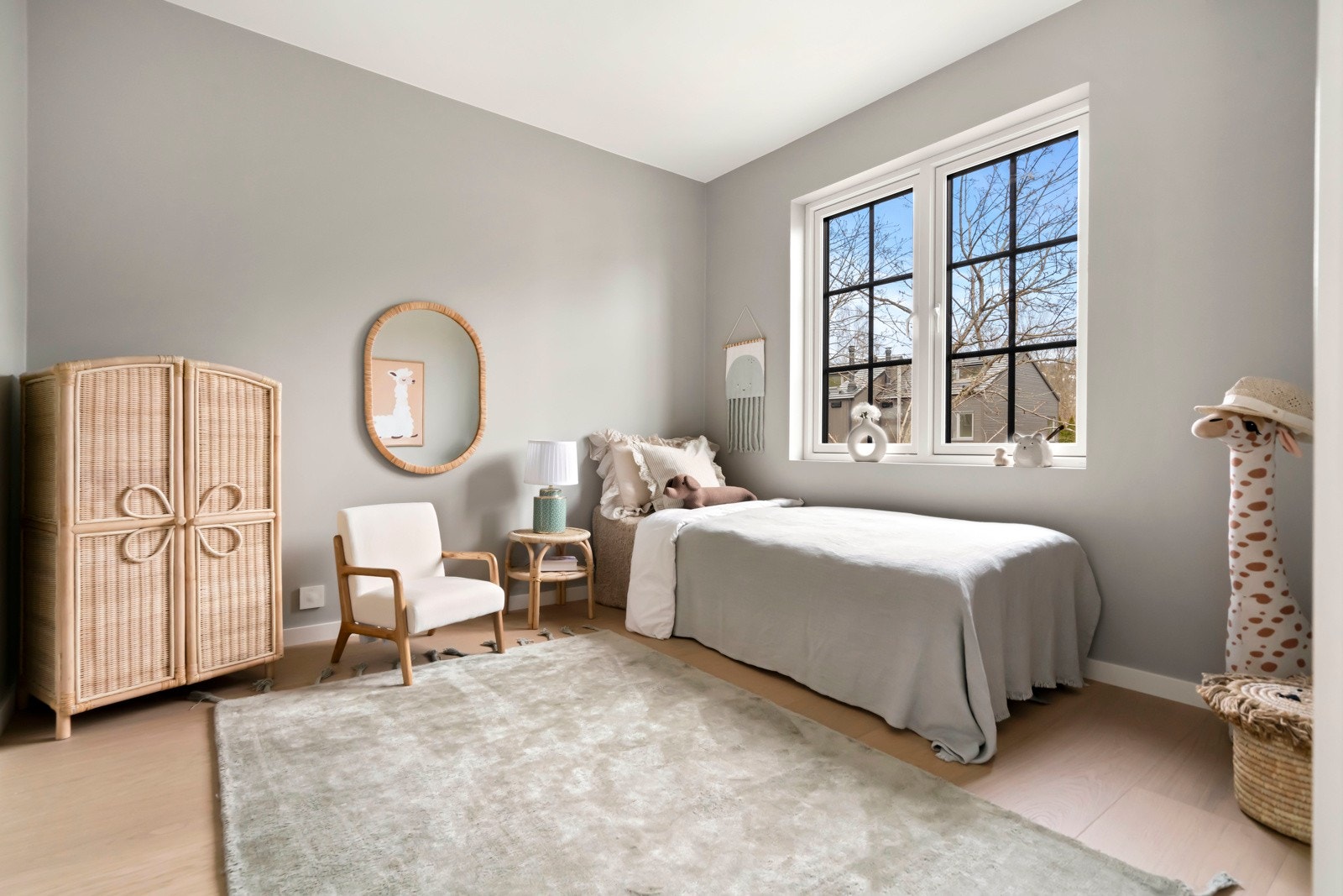 Innbydende soverom III, likedan som resterende soverom med stor vindusflate og lekre fargevalg. Plass til seng, oppbevaring mm. Galleribilde