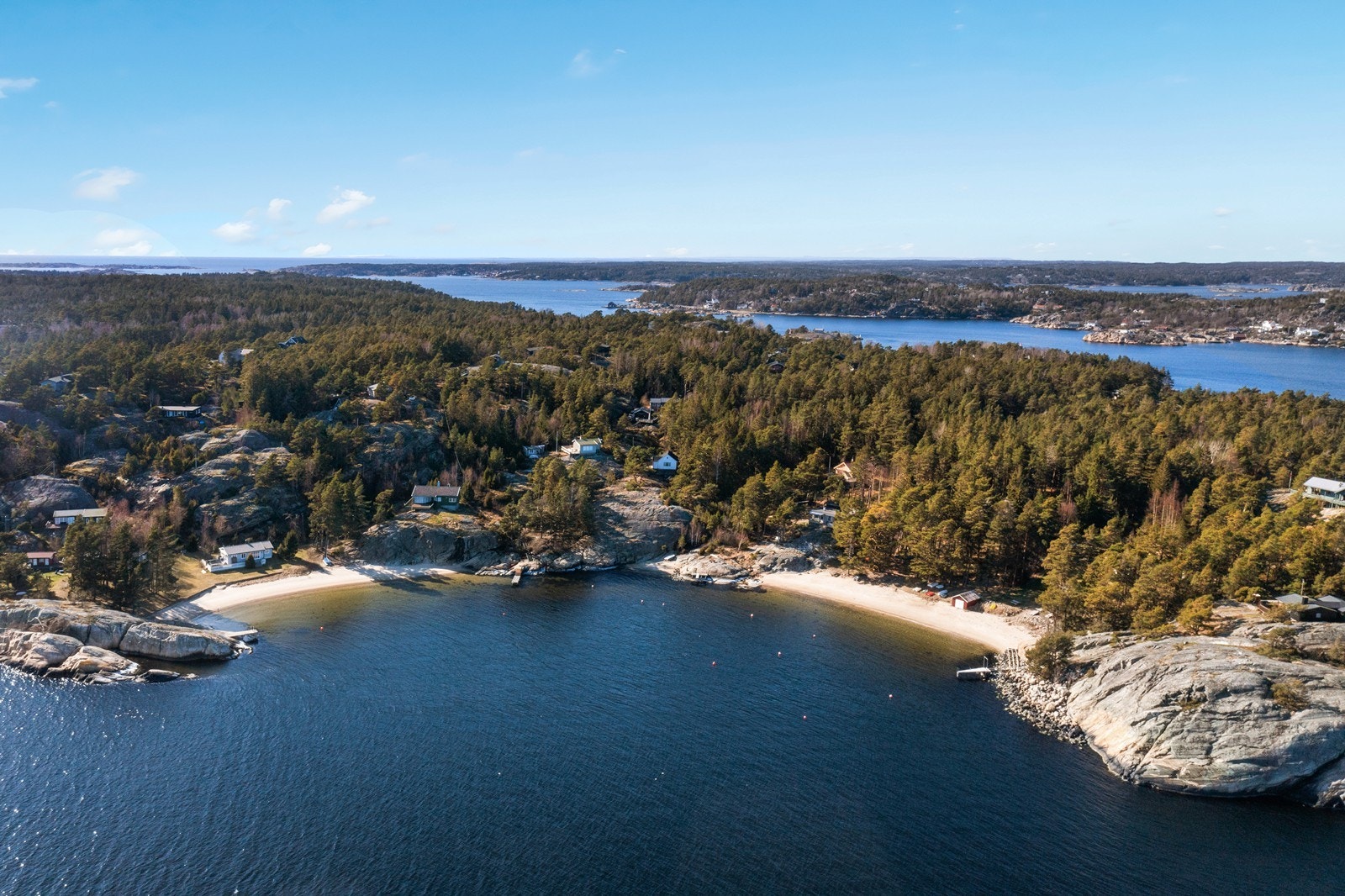 Skjærhalden med butikker, vinmonopol og sjømatrestaurant er tilgjengelig med båt eller ferge Galleribilde