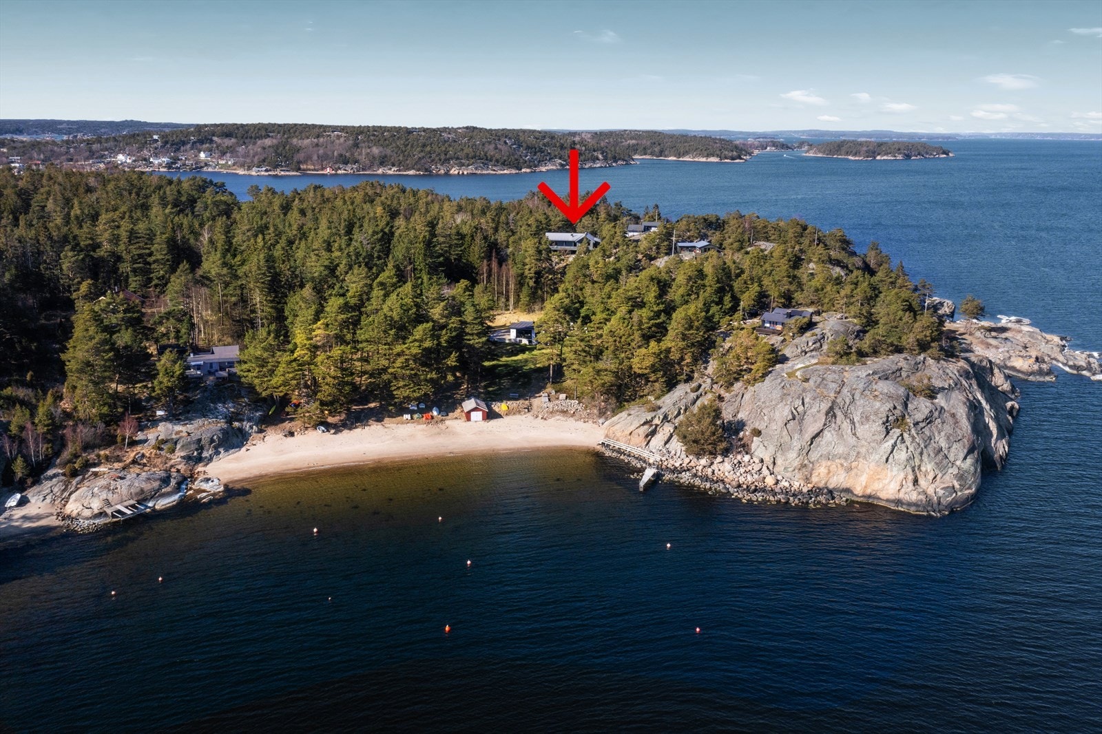 Hytta ligger lunt til omgitt av natur, med kort vei til strand og turstier Galleribilde