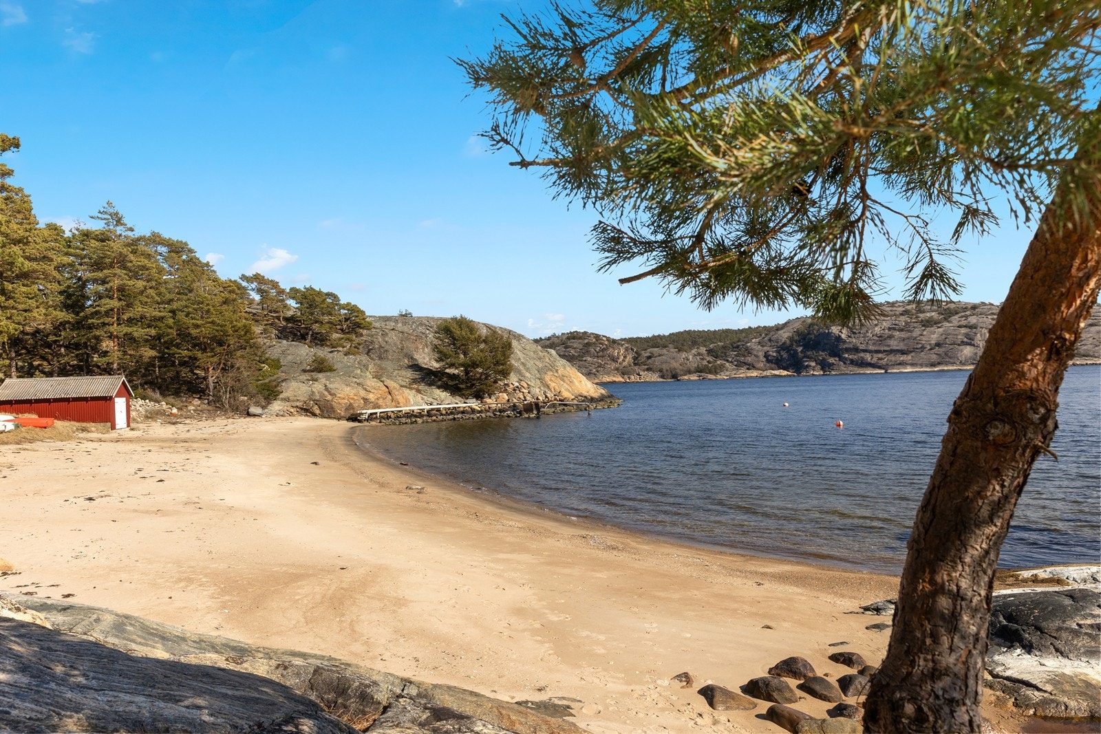 Badestrender og svaberg kun en kort spasertur unna Galleribilde