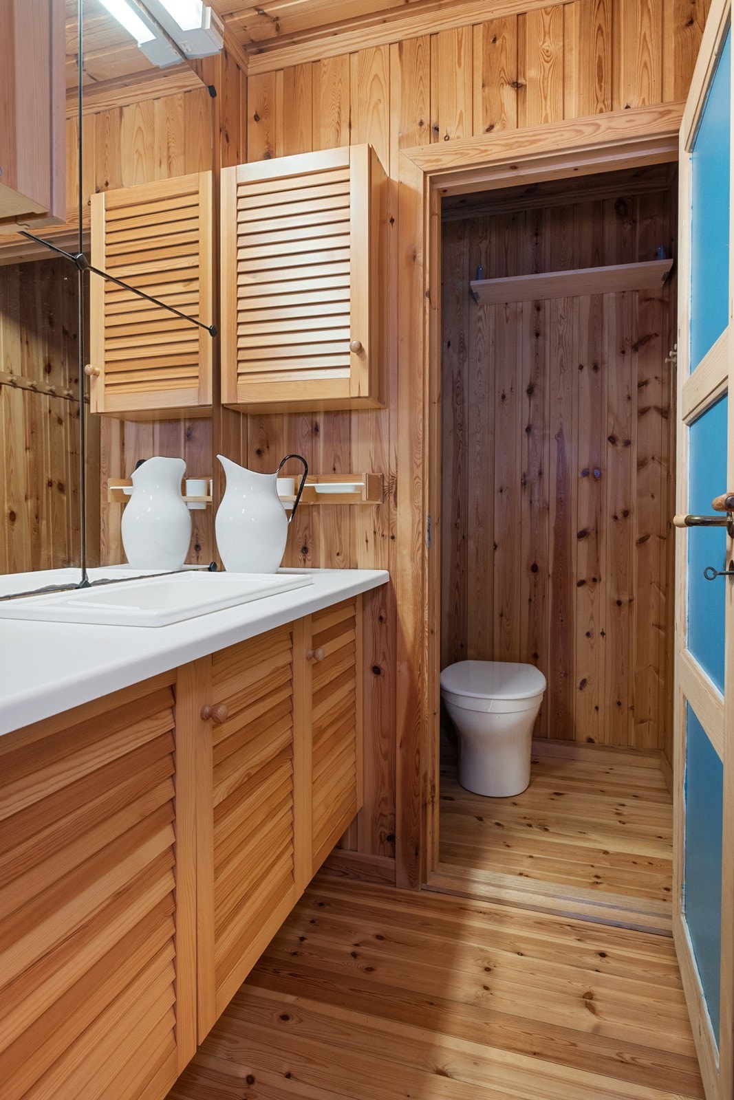 Eiendommen har sisterne på nyere del på cirka 3 kubikk. Herfra kan man hente vann manuelt. Avløpet går direkte ut i mark. Det er ikke er søkt om utslippstillatelse. Galleribilde