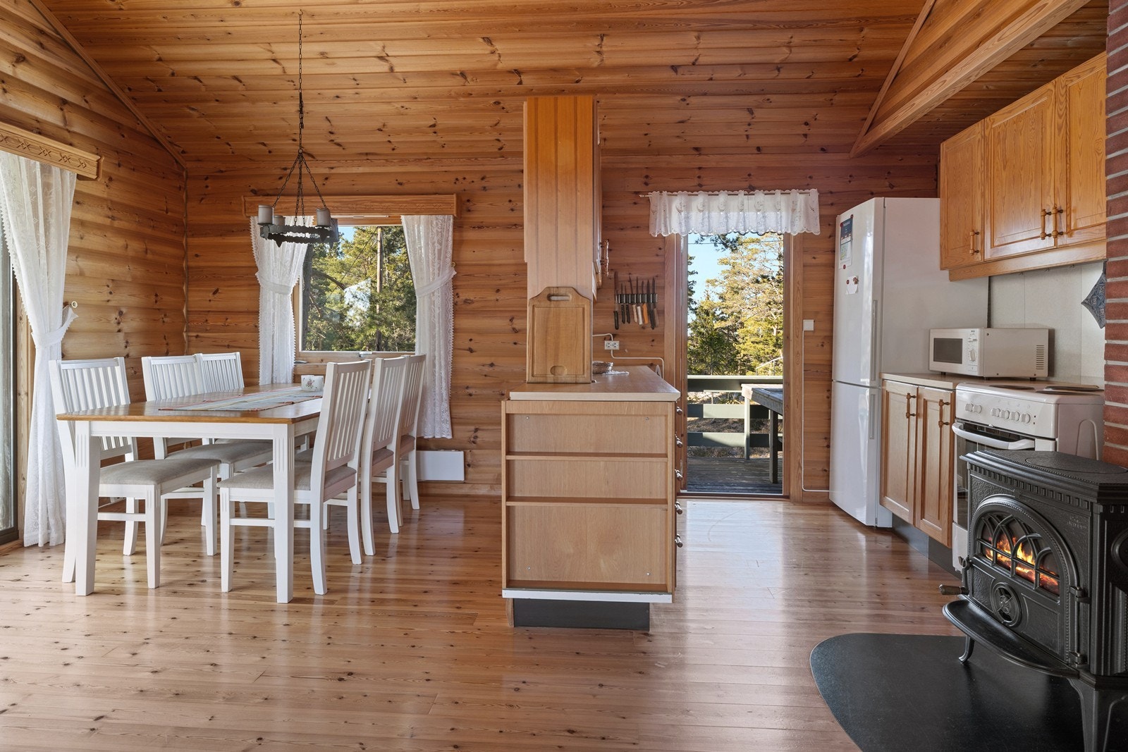 Kjøkken med alt du trenger for enkle og hyggelige feriemåltider Galleribilde