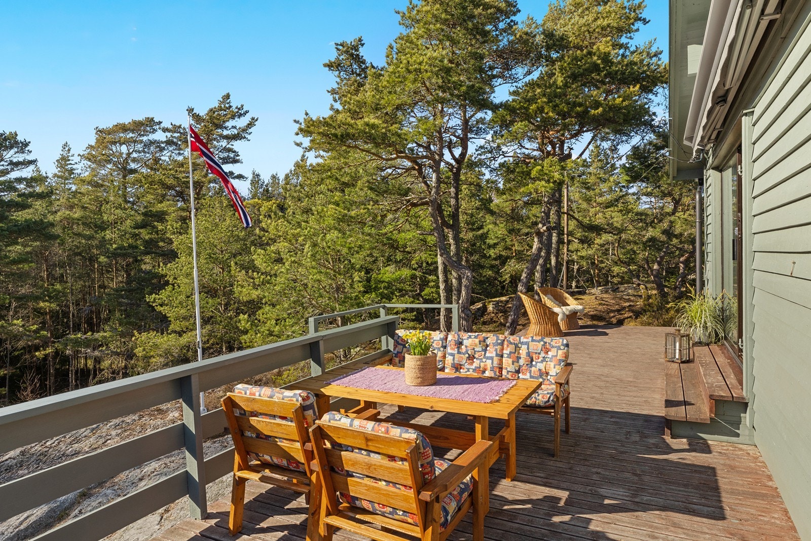 Store uteplasser hvor du kan nyte solen mesteparten av dagen Galleribilde