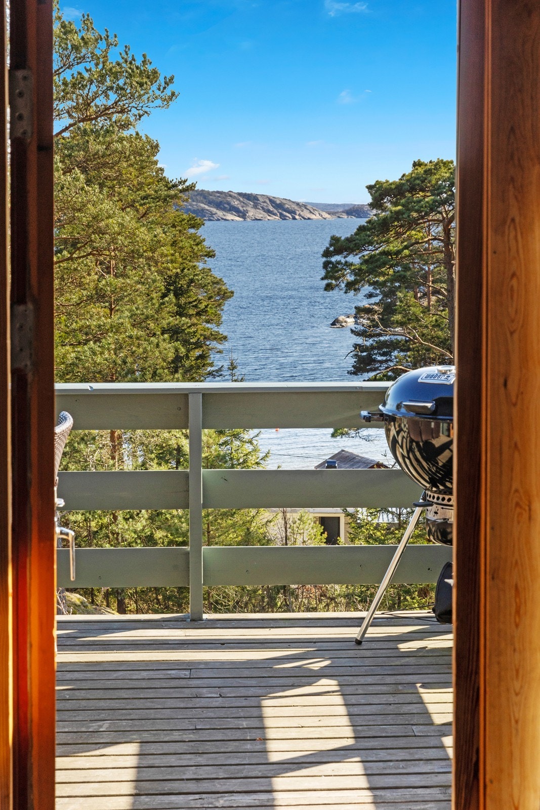 Solrik og fredelig beliggenhet med nydelig utsikt mot sjøen Galleribilde