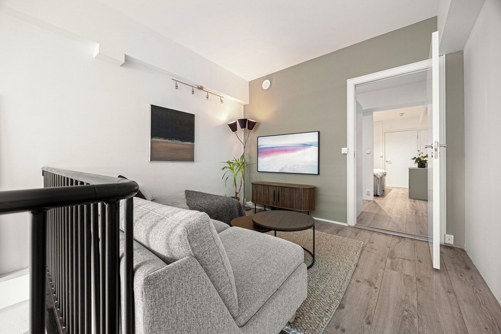 TV-stue opp på mezzanin med inngang til walk-in og sovealkove Galleribilde