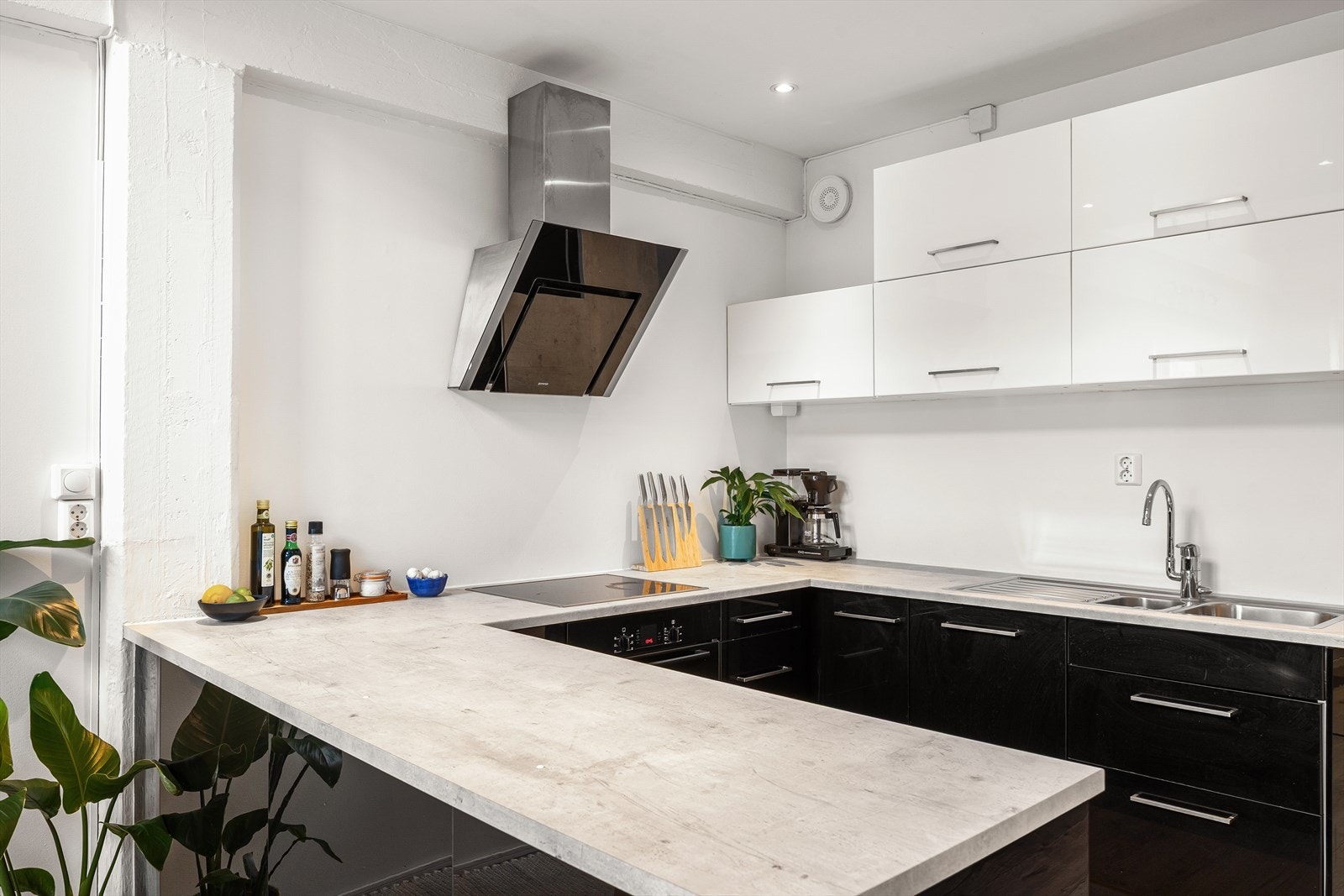 Her er det rikelig med skap- og benkeplass Galleribilde