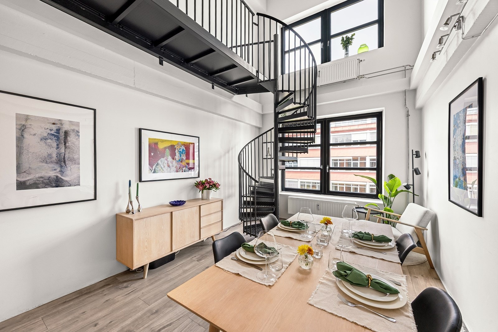 Studioleilighet over 2 plan, gir en luftig og meget lys følelse Galleribilde