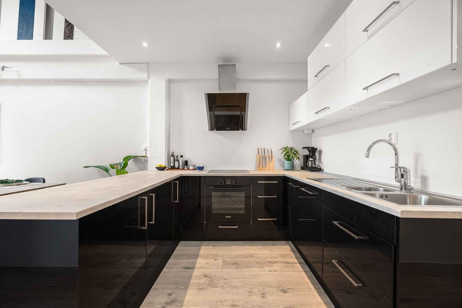 Lyst kjøkken fra 2012 med integrerte hvitevarer Galleribilde