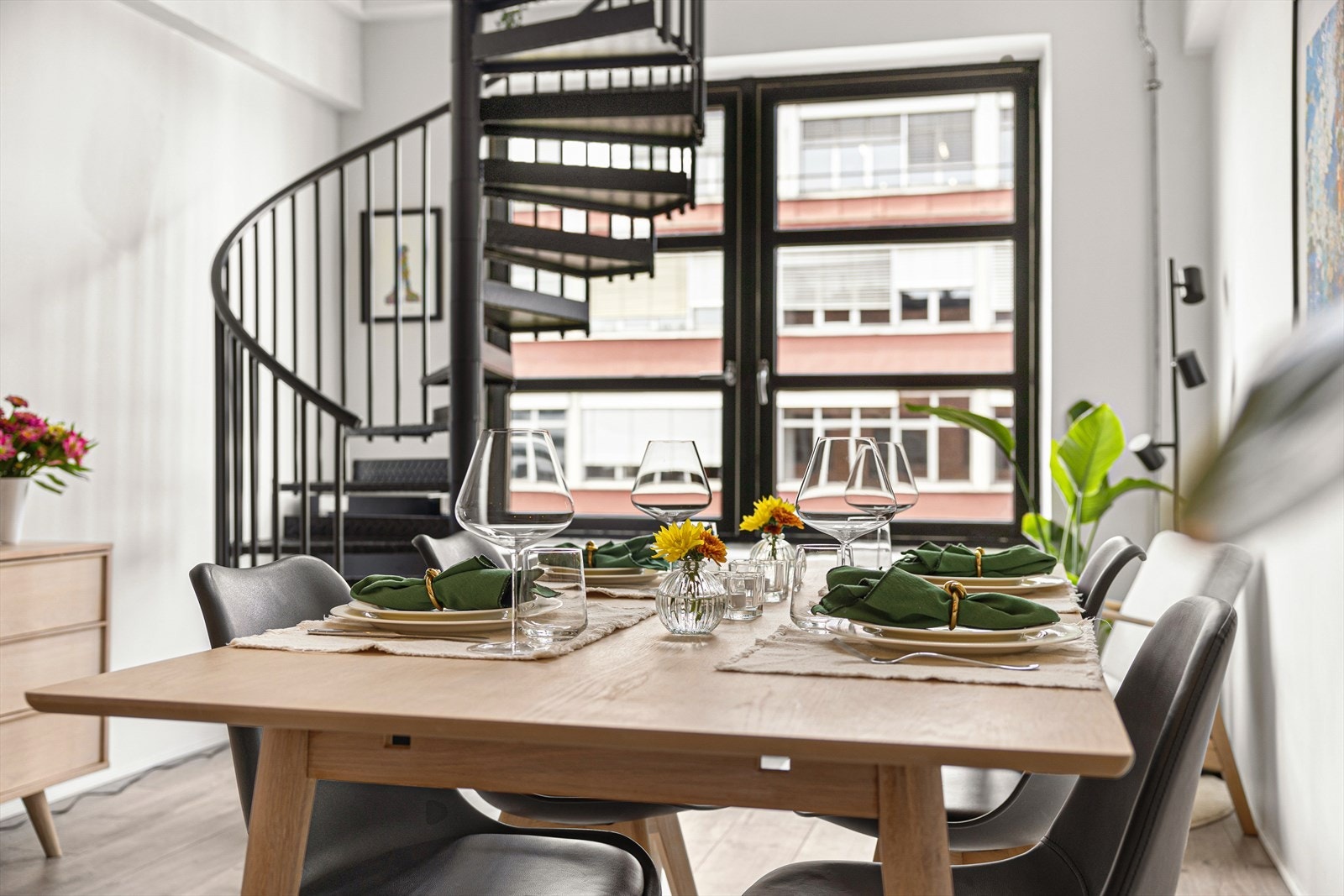 To store vinduer som slipper inn mye naturlig lys Galleribilde