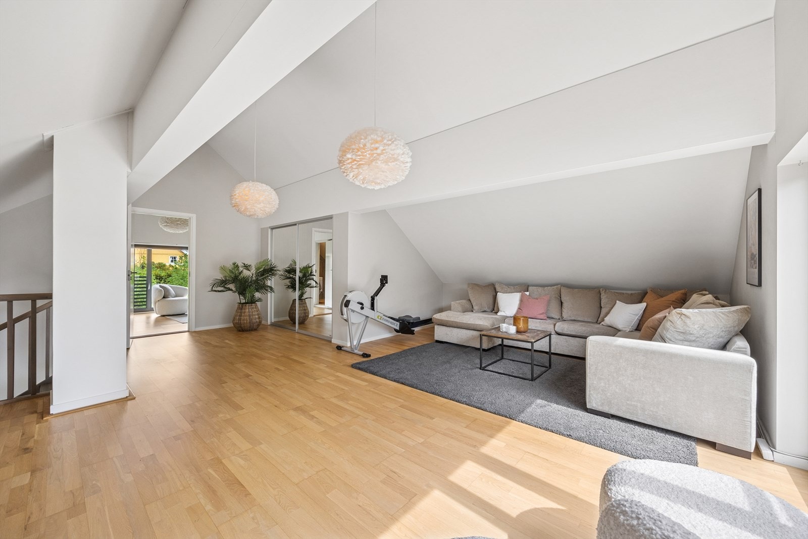 Velkommen opp i 2.etasje. Her finner du enda en romslig stue, bad, soverom og plassbygget skyvedørsgarderobe. Galleribilde