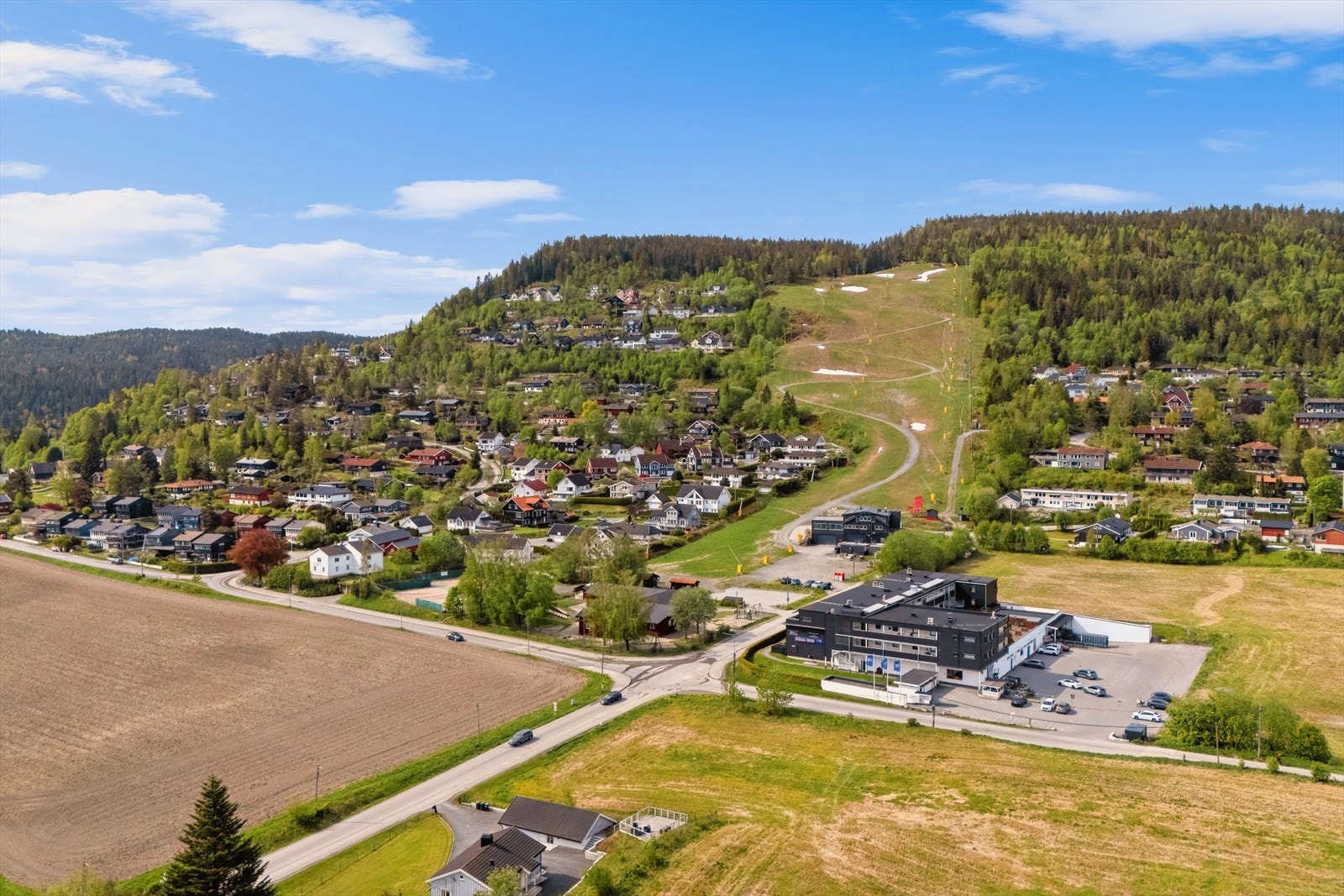 Kort vei til nærmeste slalåmbakke. Rett opp i gaten ligger Lommedalen skisenter. Galleribilde