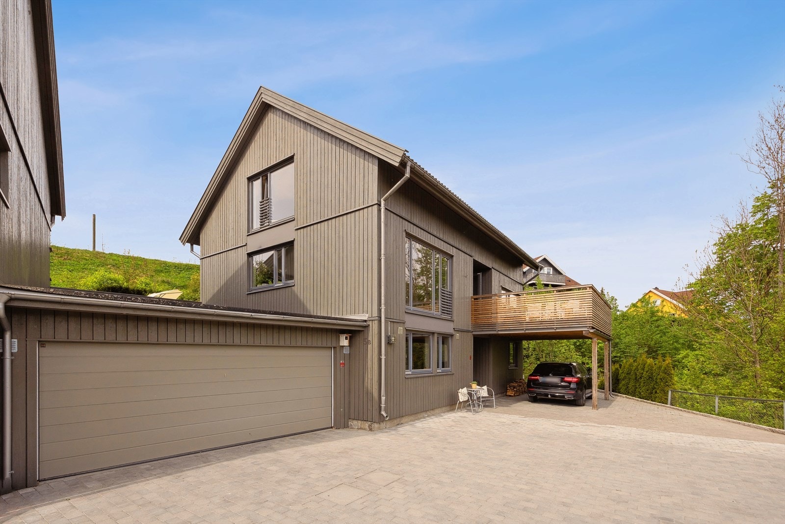 God plass til parkering i bred garasje, carport og på gårdsplassen foran huset. Mulighet for å lage terrasse over garasjen. Galleribilde