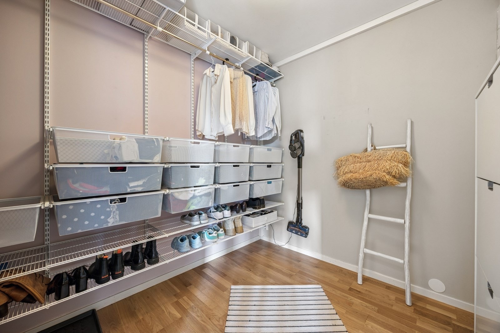Stor bod/garderobe i tilknytning det største soverommet i underetasjen. Galleribilde