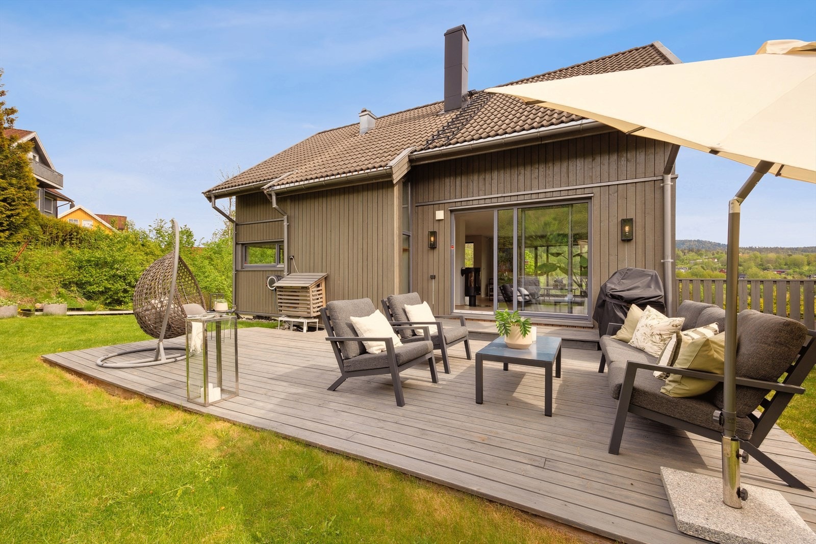 Romslig og trygg hage og terrasse. Her kan ungene leke trygt og godt! Galleribilde
