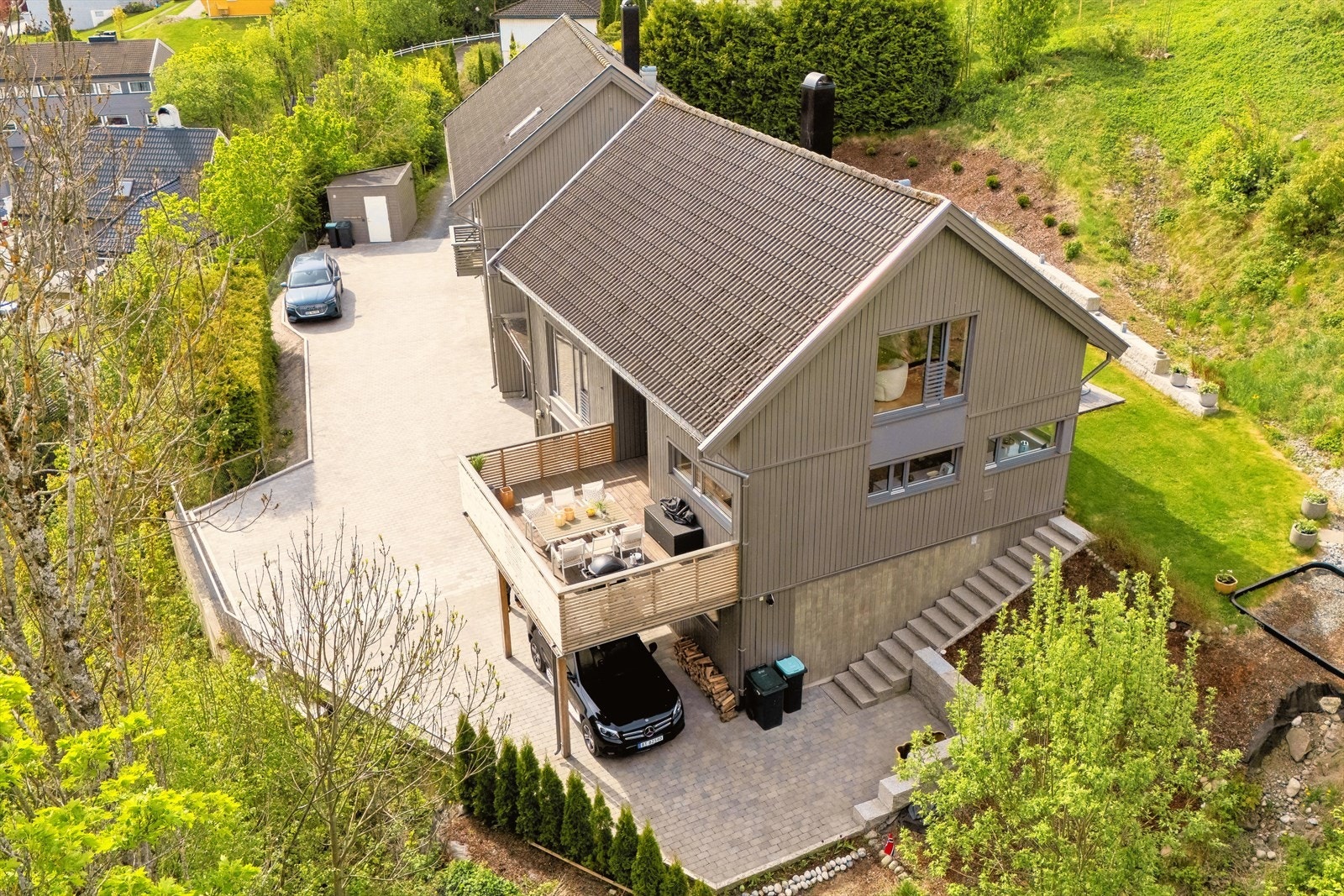 Stor gårdsplass med carport og egen garasje. Galleribilde