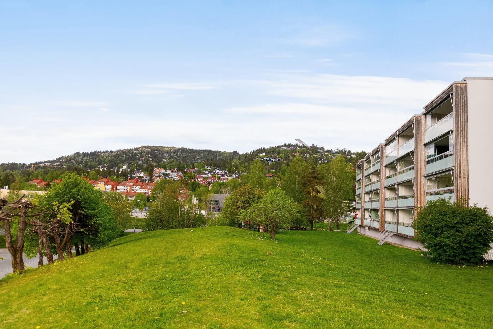 Leiligheten ligger i tredje etasje og har gjennomgående planløsning med balkong mot grøntarealer i vest. Galleribilde