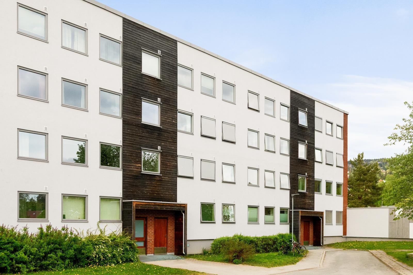 Velholdt borettslag med omfattende utvendig rehabilitering, inkludert nye vinduer, etterisolering, ny fasadekledning, utvidelse av balkonger, ny takpapp og betongrehabilitering. Galleribilde