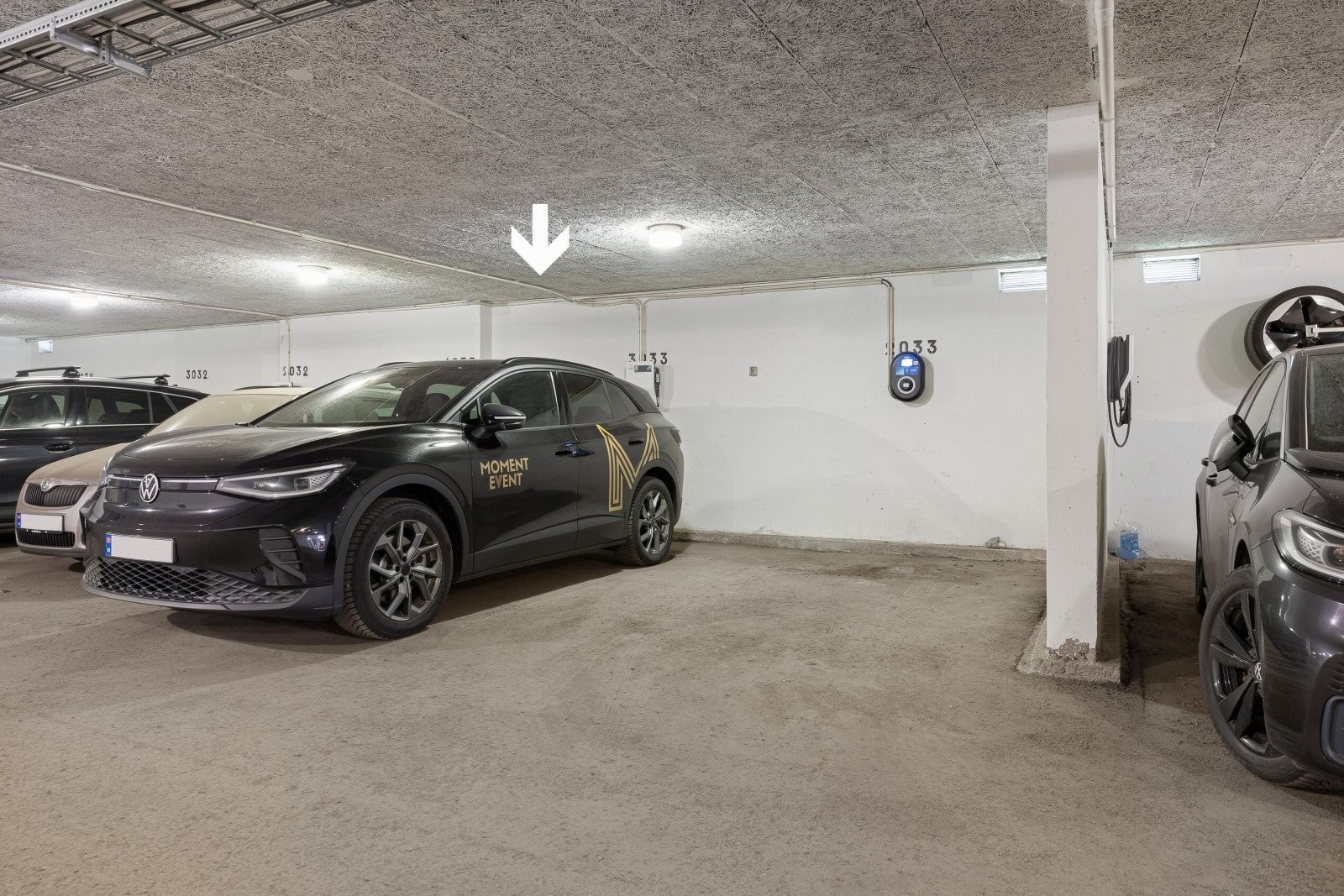 Til leiligheten følger en garasjeplass med elbillader (med tørrskodd adkomst). Nytt ladepunkt fra installert 2024 ( ladeoperatør Wattif) Galleribilde