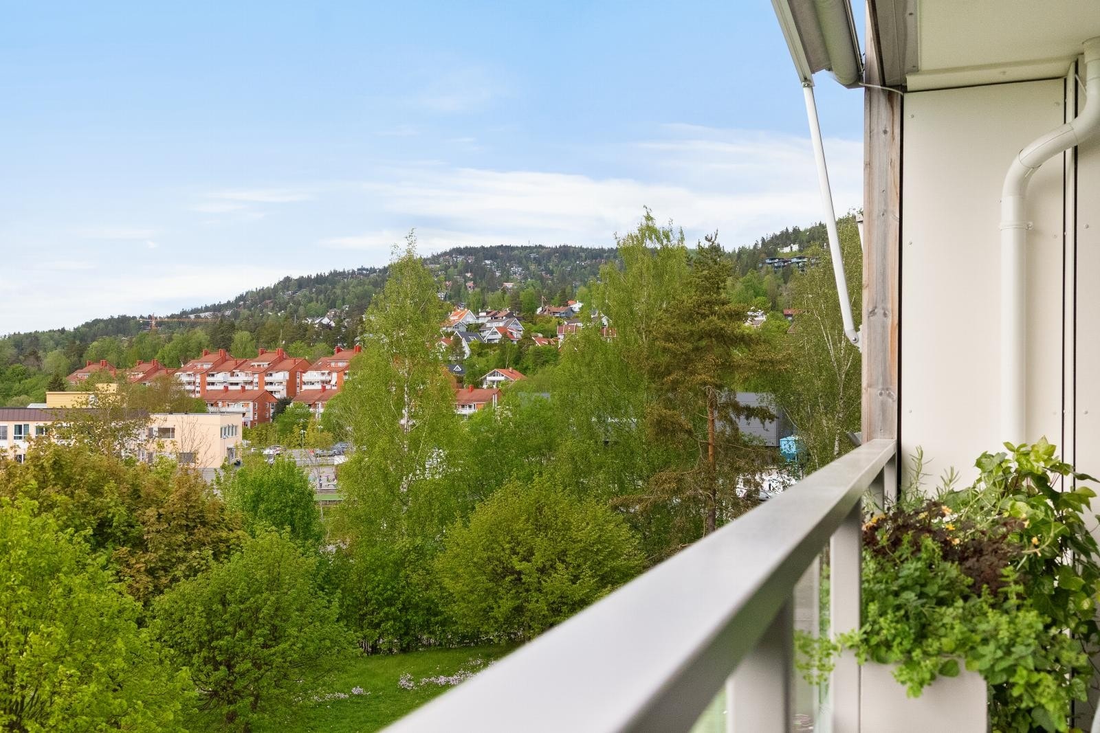Med beliggenhet ved foten av Holmenkollen starter turen bokstavelig talt rett utenfor døren. Her har du Marka, Bogstad, Mærradalen og Vinterparken på Tryvann innen rekkevidde - et variert og inspirerende friluftstilbud året rundt Galleribilde