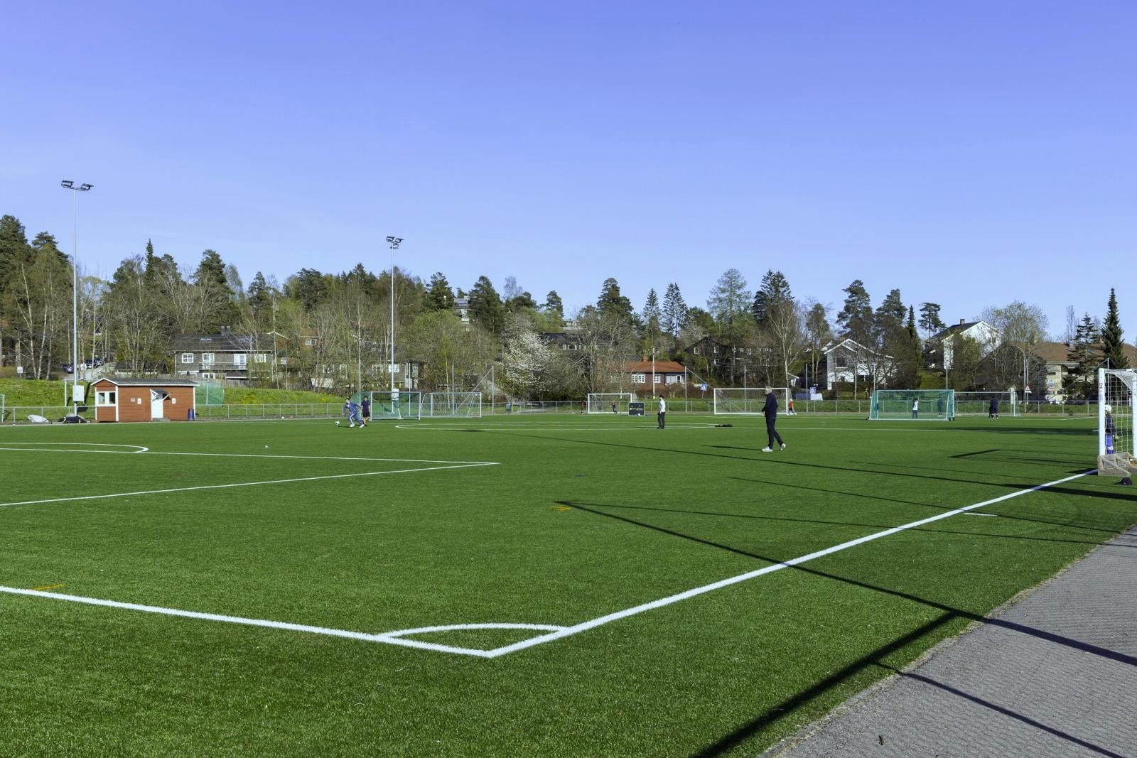 Rett over veien ligger Voksen skole og idrettsanlegg. Galleribilde