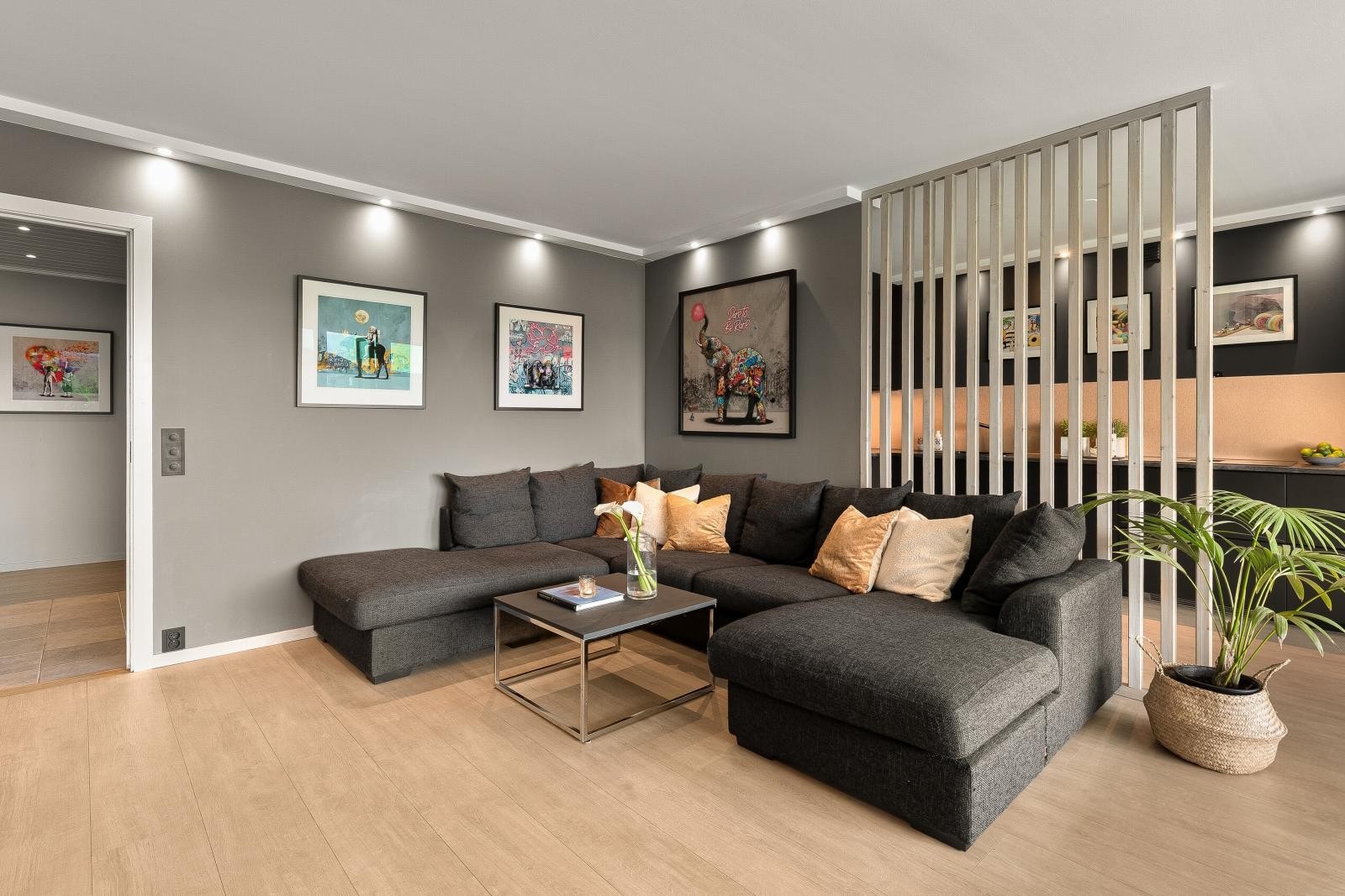 Gulvet er enstavs bred laminat, samme type som er gjennomgående i resten av leiligheten. Overflatene har glatte, malte vegger og spotbelysning. Galleribilde