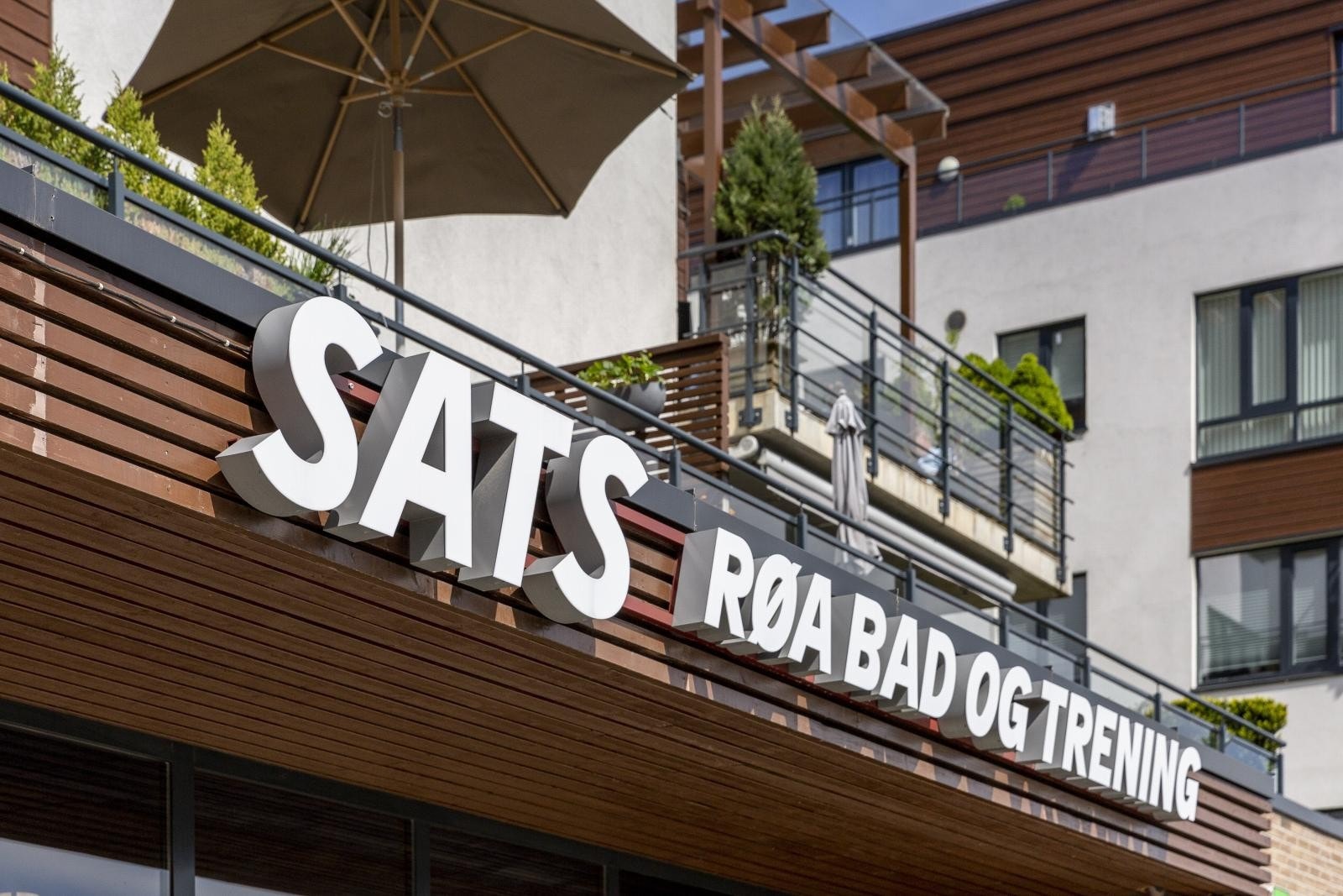 Røa bad er et flott og moderne badeanlegg med 25-meters basseng, barnebasseng, sklier, terapibasseng og spa. Galleribilde