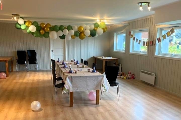 I tillegg er det et fellesrom beboere kan leie for en svært billig penge for sosiale sammenkomster, fullt utstyrt for selskaper opptil 40 personer. Galleribilde