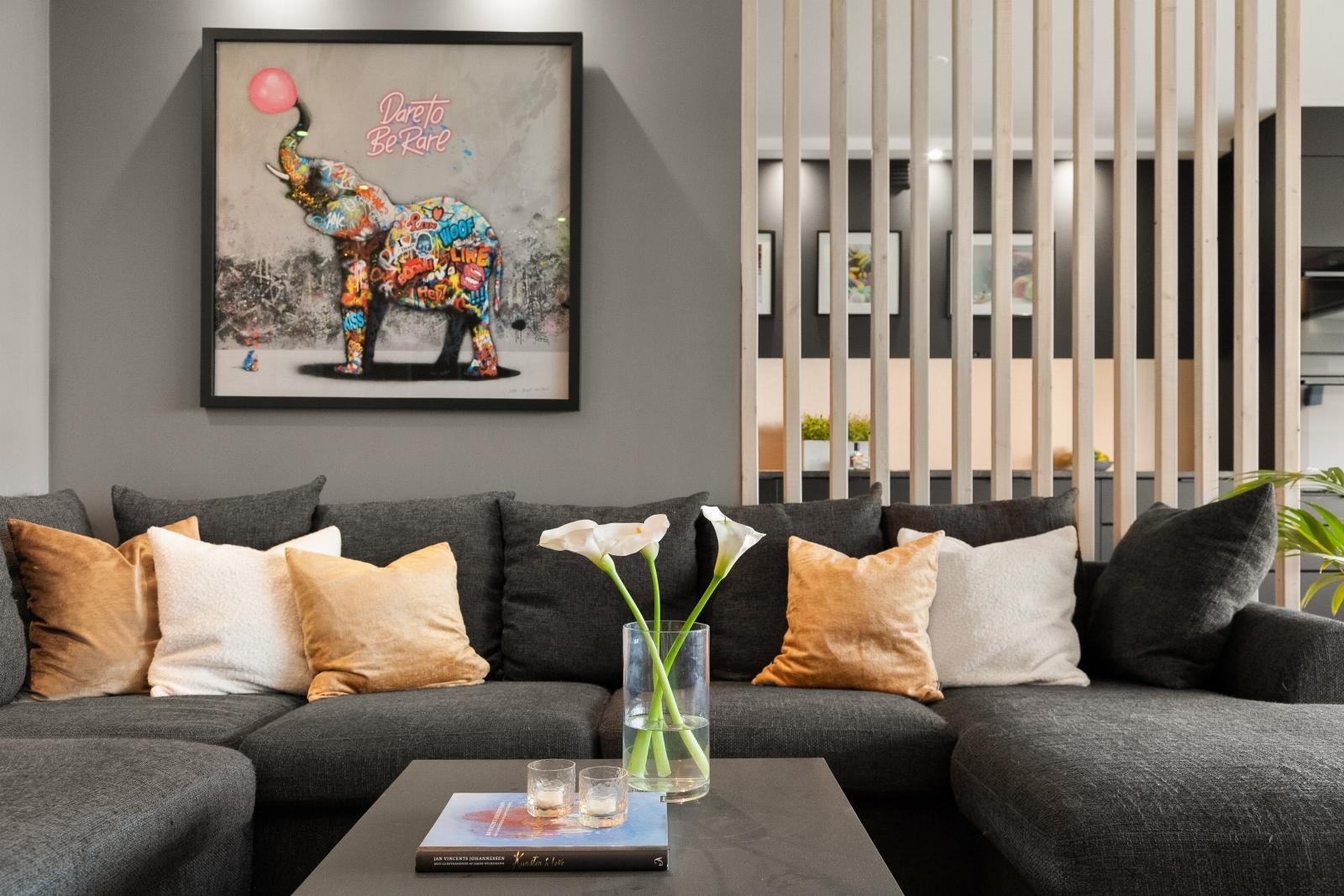 Stuen har god plass til en koselig TV-lounge - perfekt for avslapning og hygge. Galleribilde
