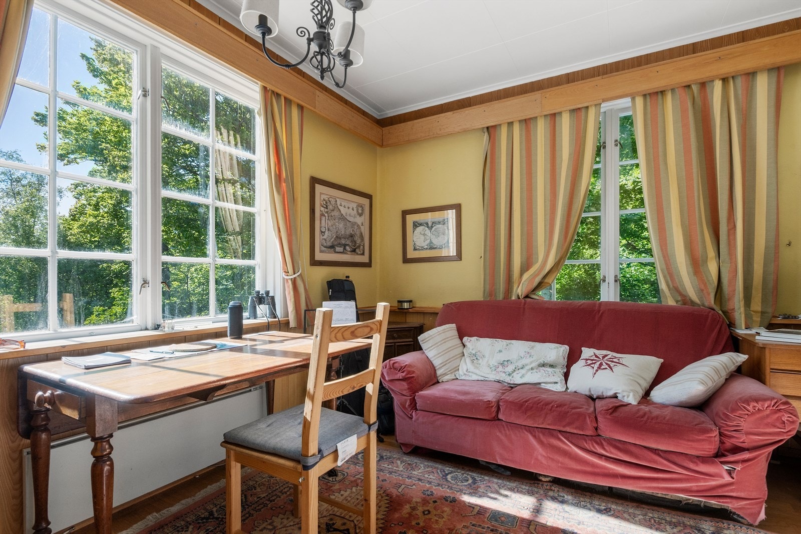 Stove nr. 2 i hovudetasjen har vore nytta som kontor Galleribilde