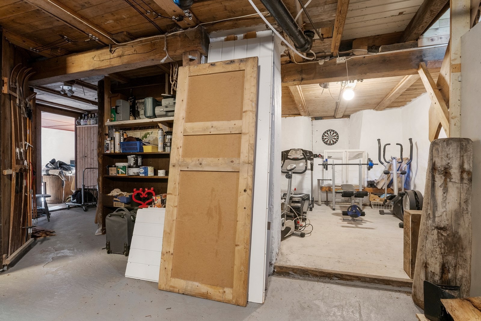 Kjellaren har også god takhøgde og er nytt som hobbyrom og lagring. Det er også installert badstue og dusj i kjellaren Galleribilde