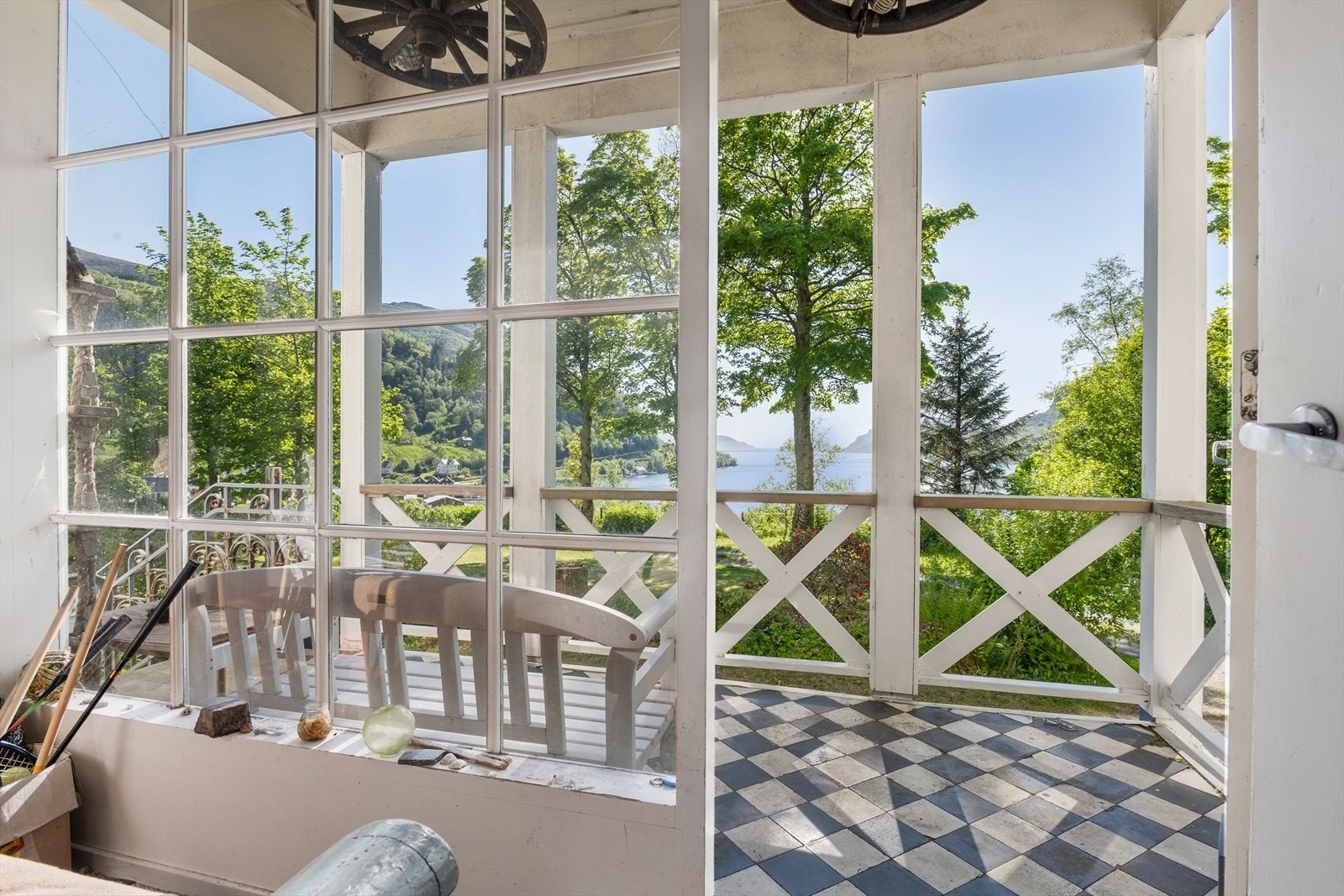 Ved entré er det ein overbygd terrasse mot vest Galleribilde