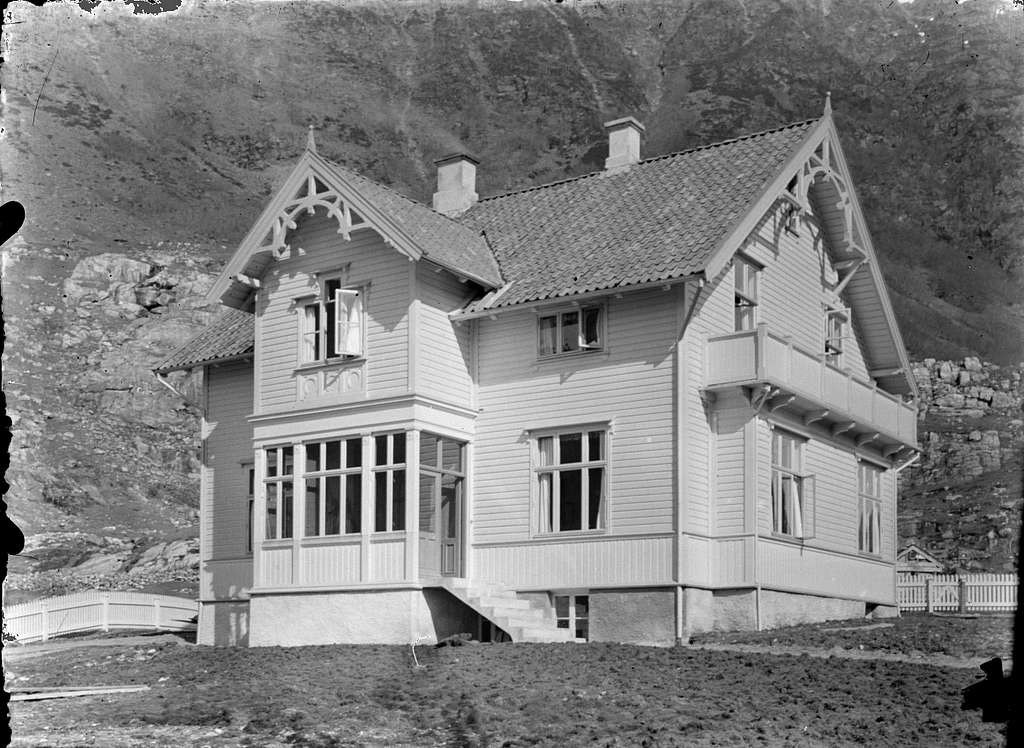 Her budde blant anna den britiske direktøren Maurice Russel Turner med lokal kone og deira 3 born Galleribilde