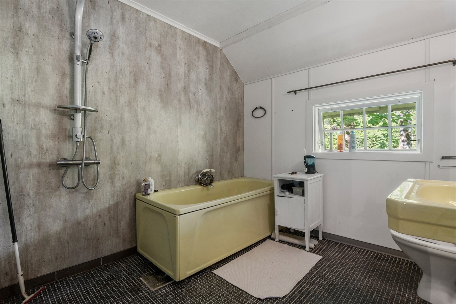 Bad 1 av 2 i hovudetasjen. Det andre badet har tilkomst frå det eine soverommet Galleribilde