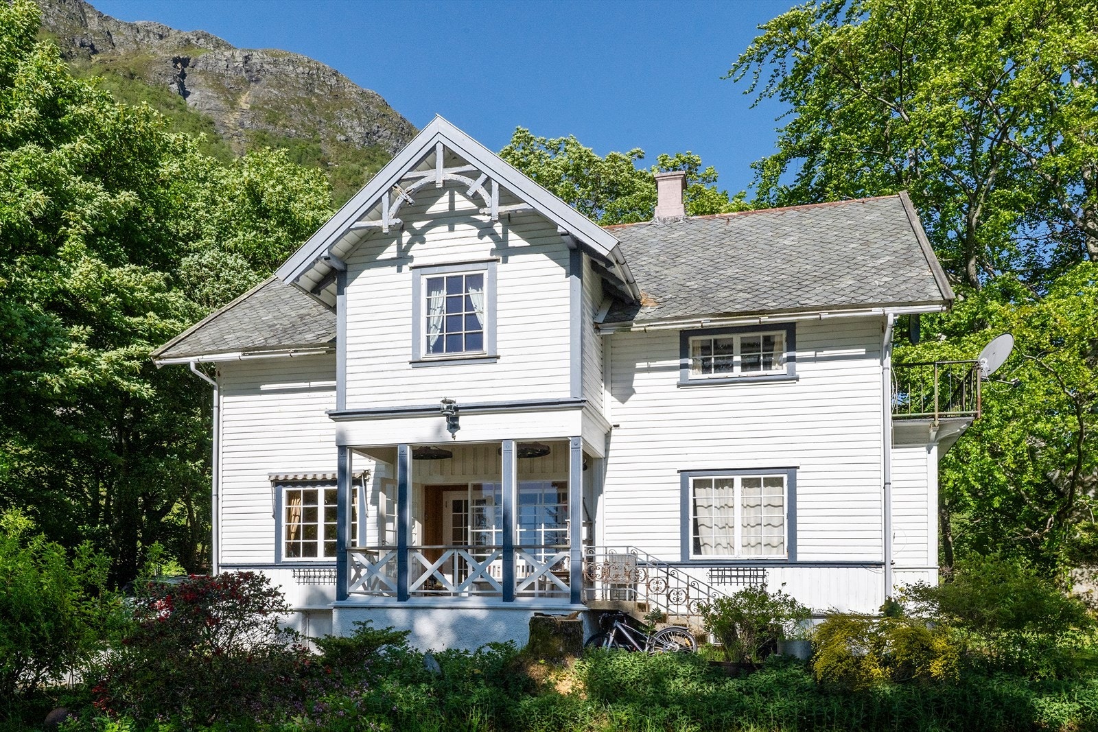 Ein eigedom med stort potensial som kan vere eit like flott sommarhus som ein fast bustad. Galleribilde