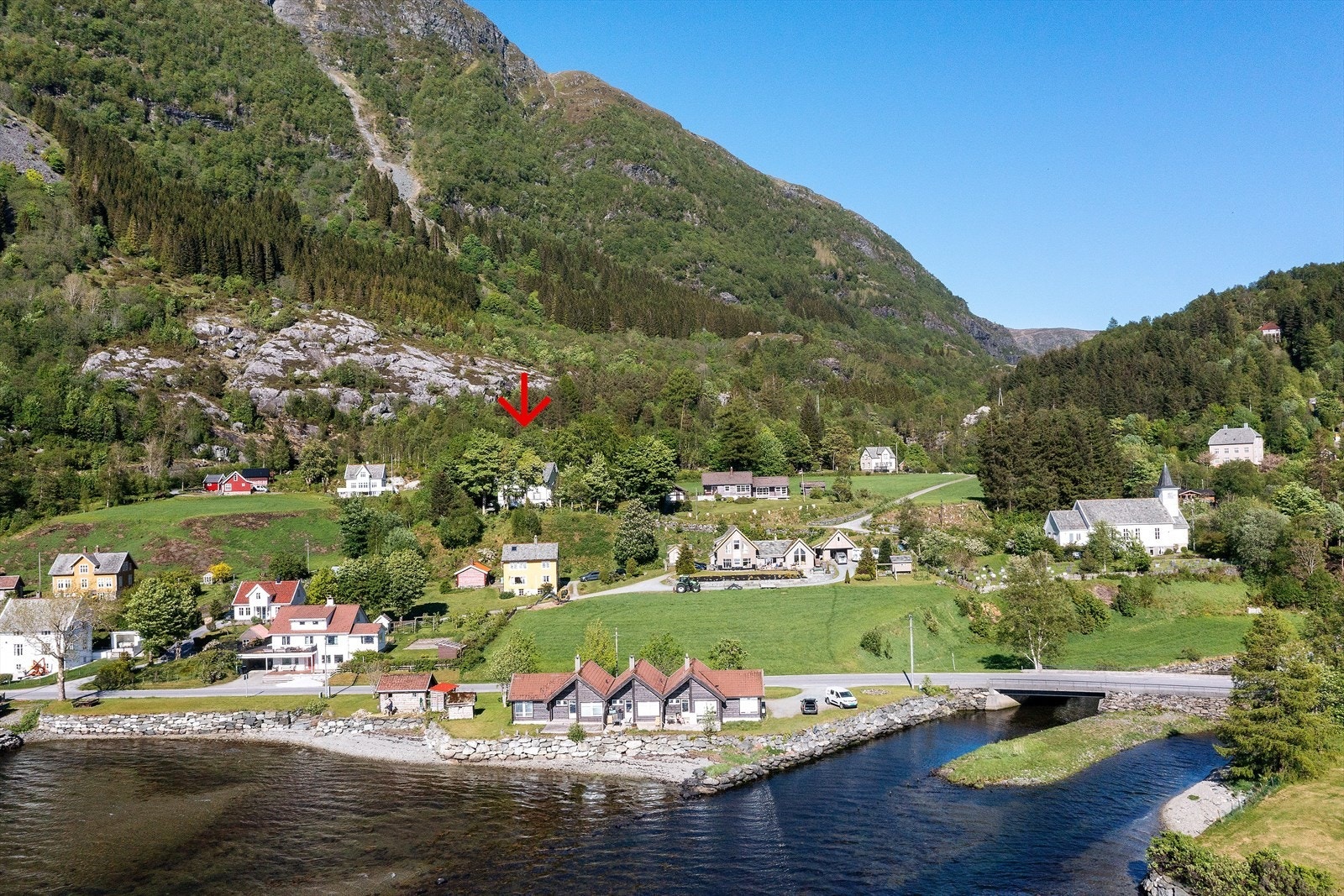 Eigedomen ligg flott plassert på ei høgde i sentrum med kort avstand til strand og brygge Galleribilde