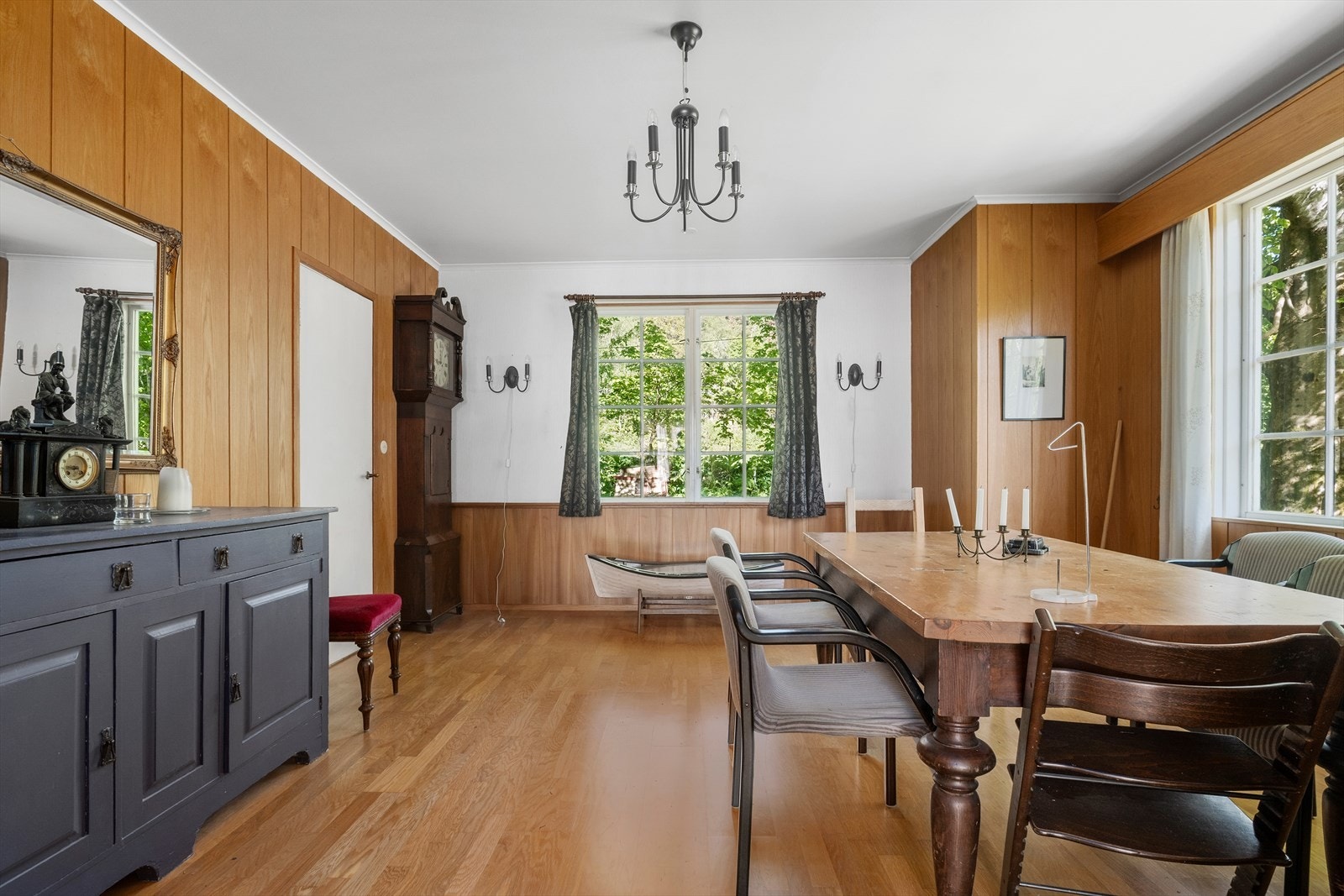 Spisestue med direkte tilkomst til kjøkken Galleribilde