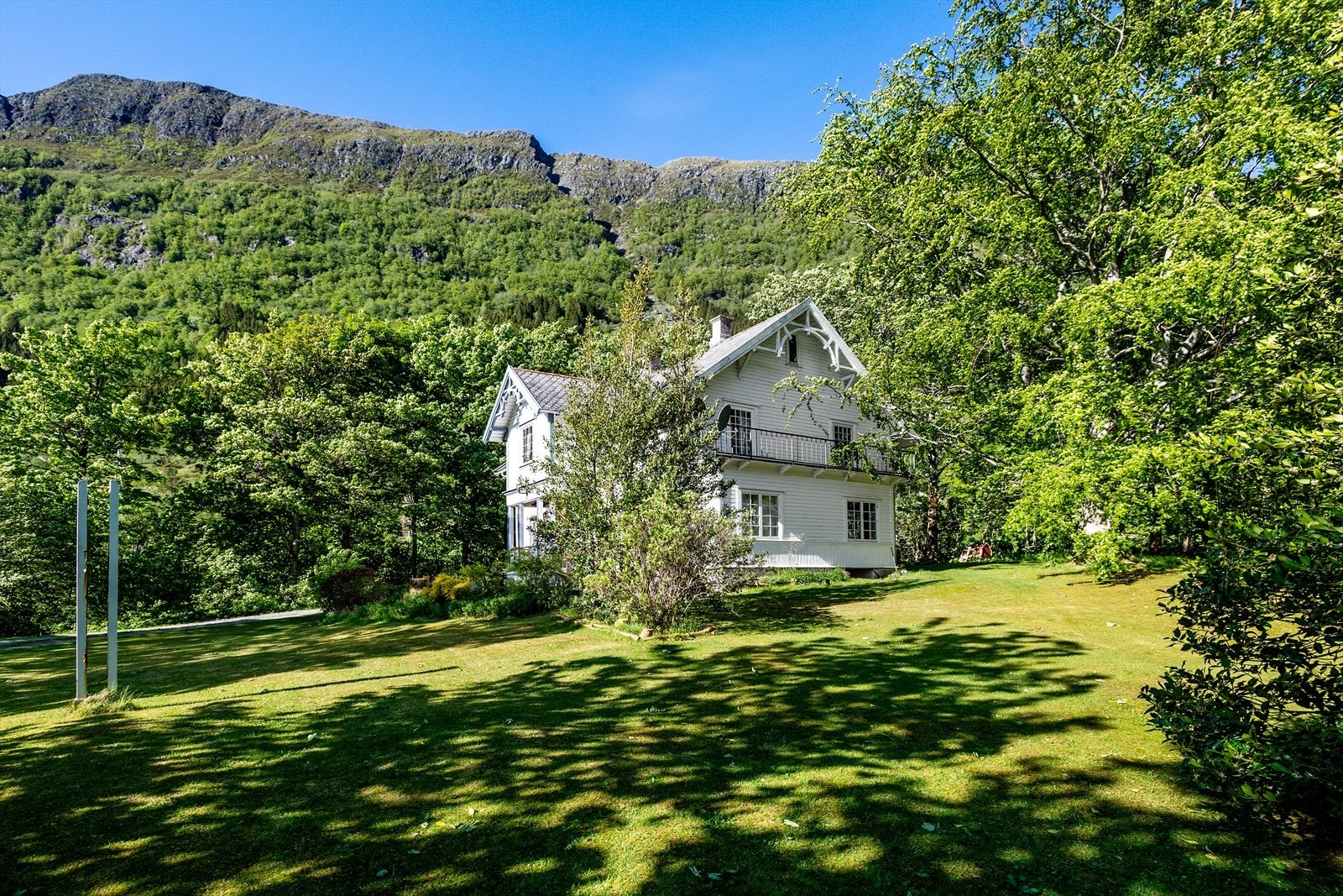Eigedomen er på over 2 mål med tilnærma flatt plenareal som strekks eg rundt bustaden Galleribilde