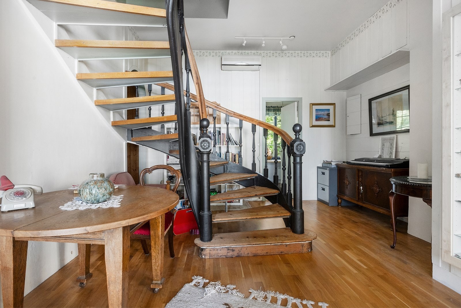 Herskapeleg hall ved entré med den flotte originale trappa og særs god takhøgde Galleribilde