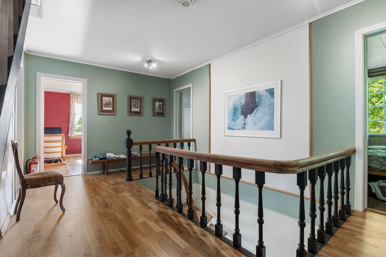 Romsleg hall i 2. etasje med tilkomst til 2 bad, 5 soverom og loft Galleribilde