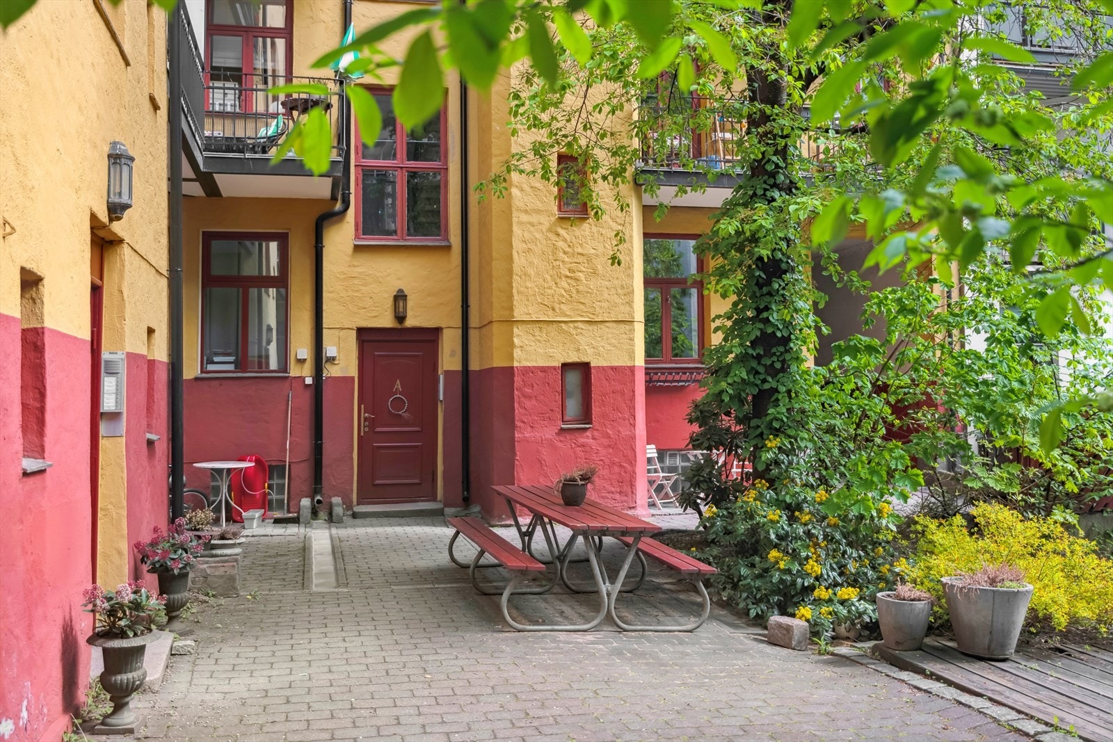 Boligen har en fin intern beliggenhet i indre gårdsrom, hvor gårdsrommet er pent opparbeidet med diverse beplantning og sitteplasser. Galleribilde