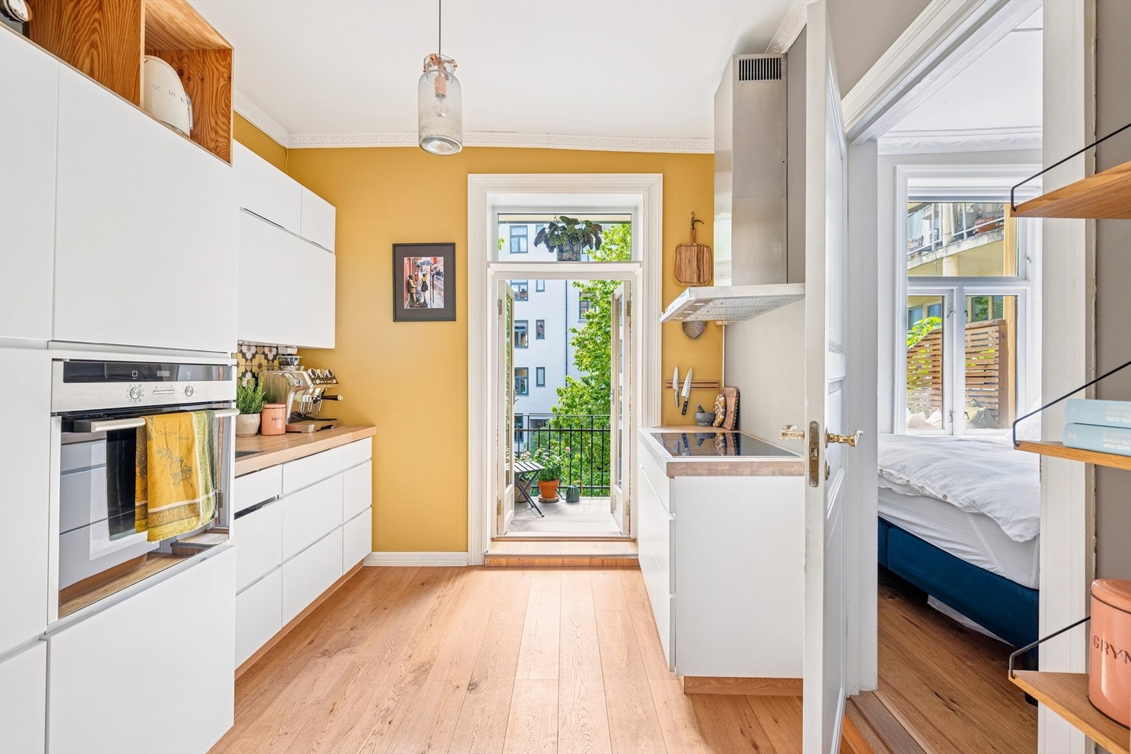 På kjøkkenet er det godt med skap- og benkeplass med innredning på begge sider av rommet. Innredningen er tidløs med slette fronter og heltre benkeplate. Galleribilde