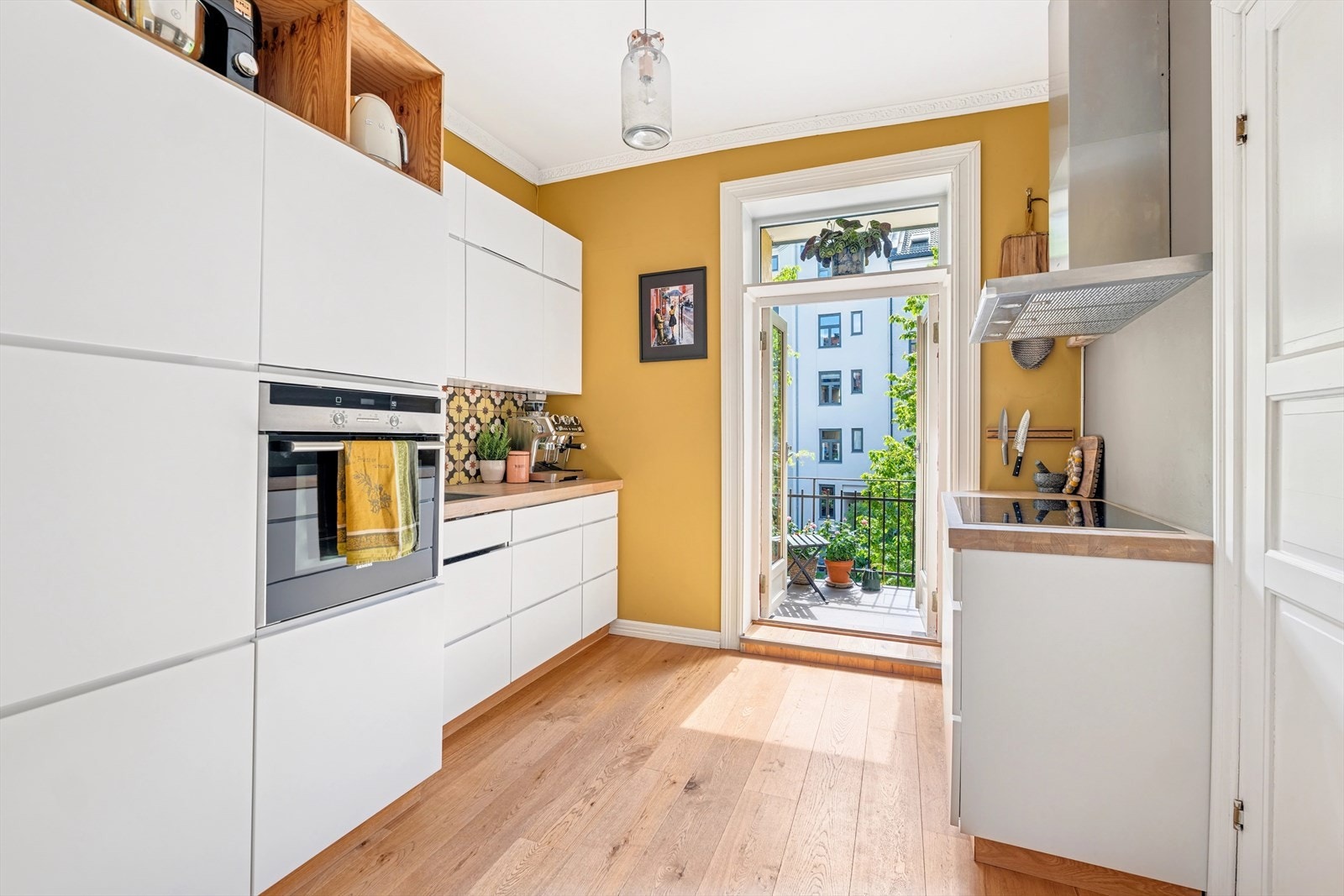 Fra kjøkkenet er det utgang til en herlig, solrik balkong gjennom doble balkongdører som kan åpnes helt. Galleribilde