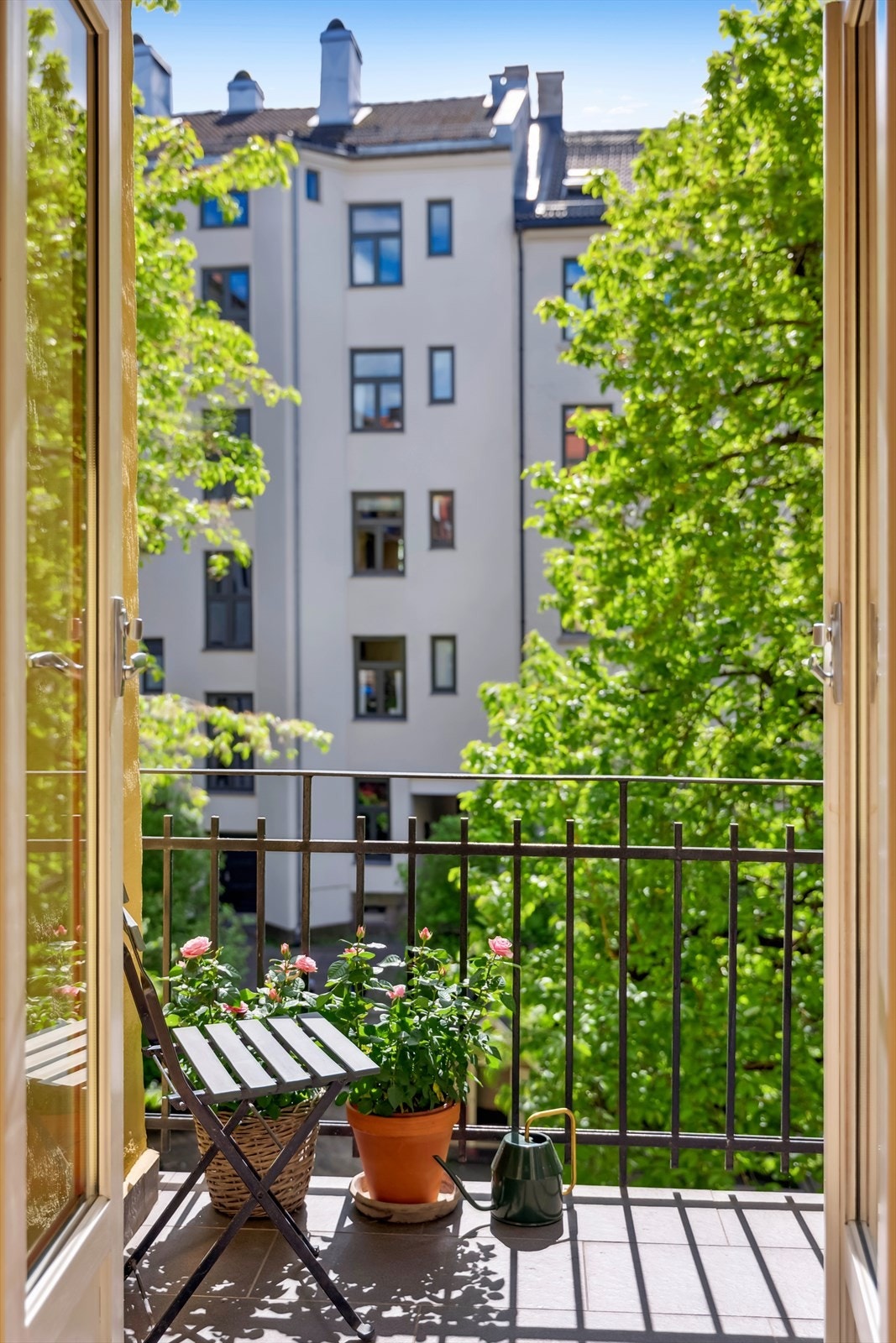 Balkongen er overbygd og fungerer som en naturlig forlengelse av leiligheten i sommerhalvåret. Galleribilde