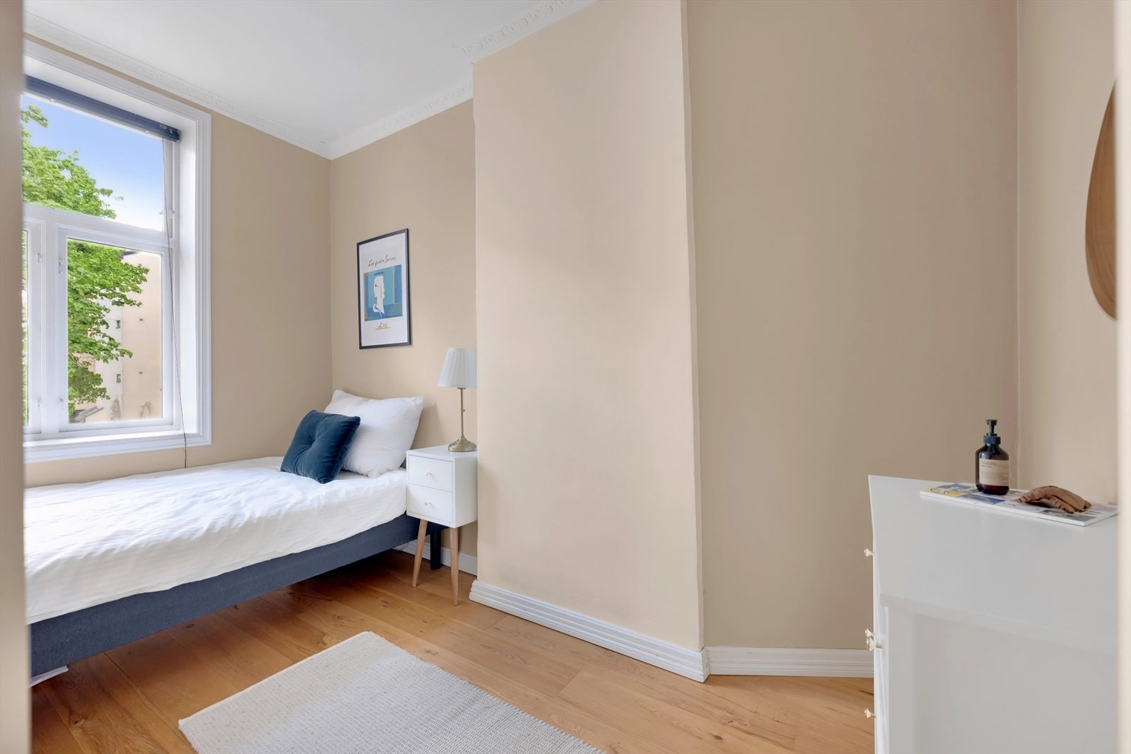 Delikat og innbydende soverom 2 med stukkatur i himlingen og parkett på gulvet. Galleribilde